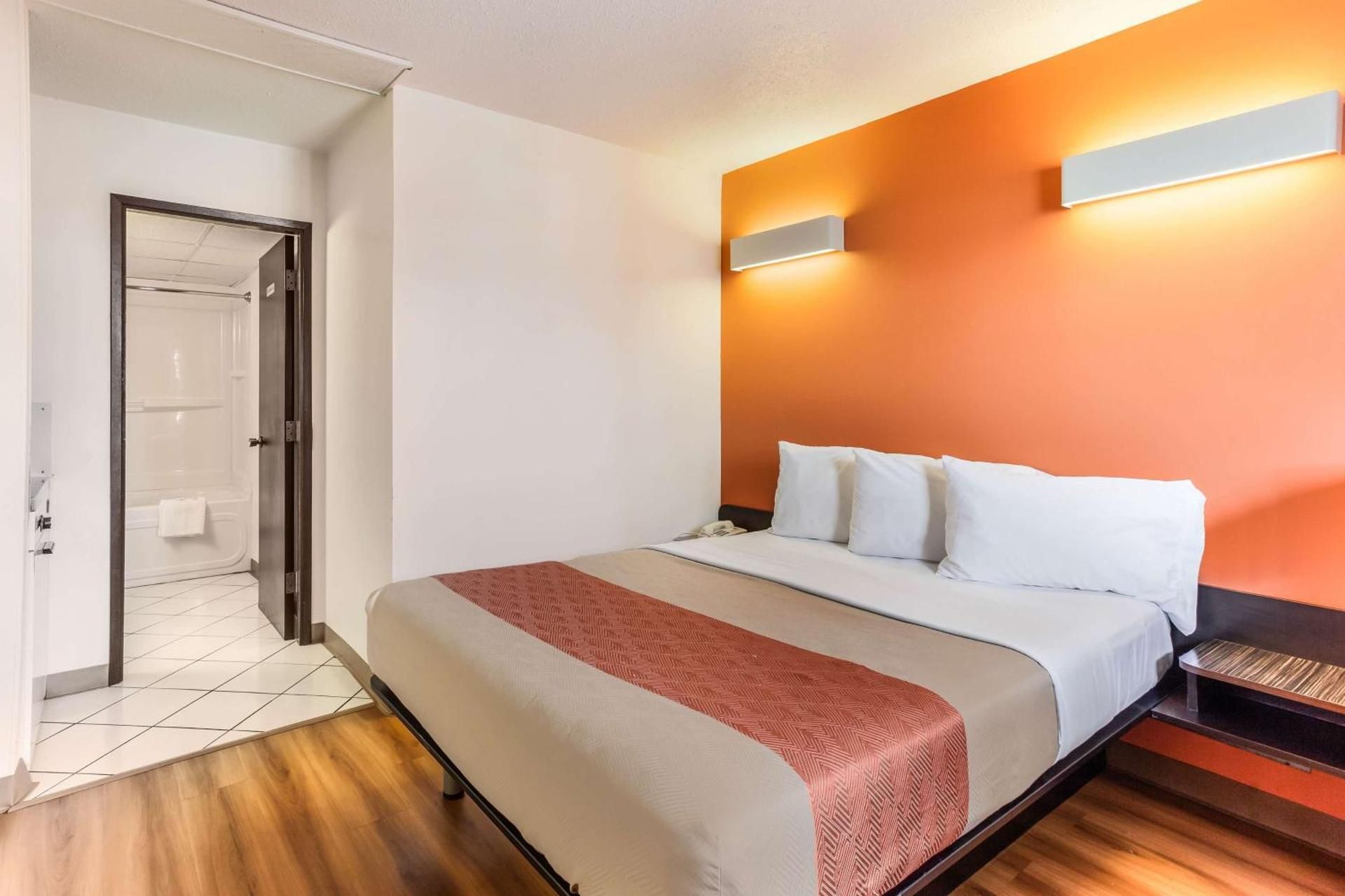 Queen Room - Disability Access - Non-Smoking