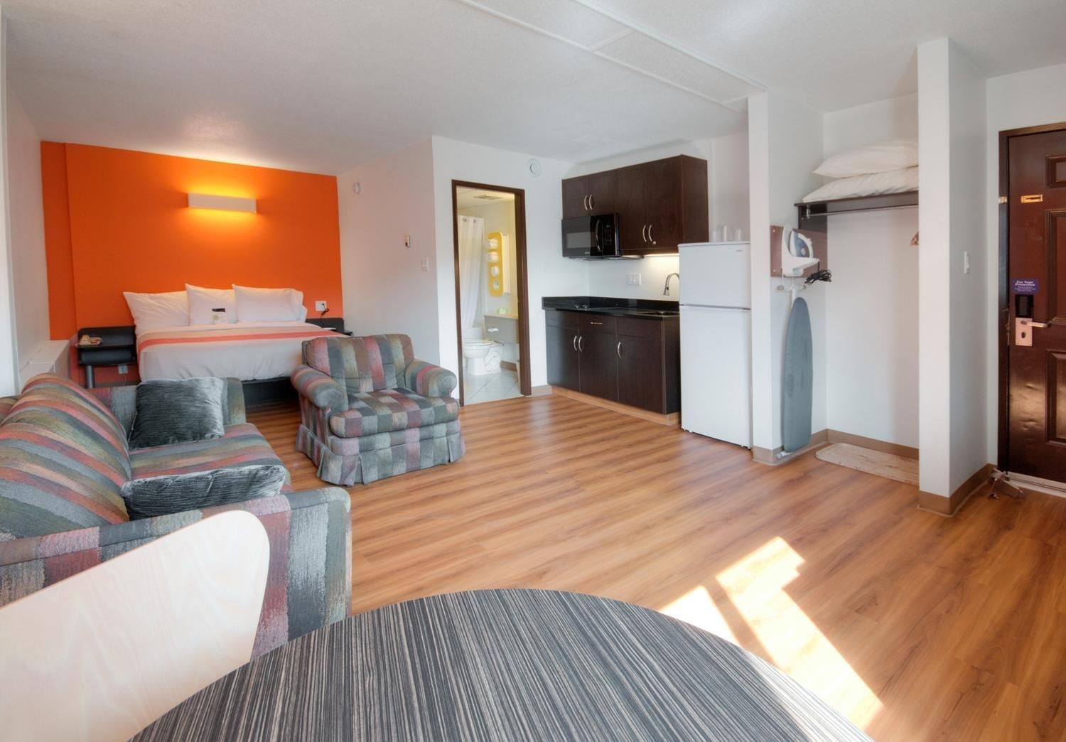 Motel 6 Lethbridge, AB Queen Suite - Non-Smoking 3