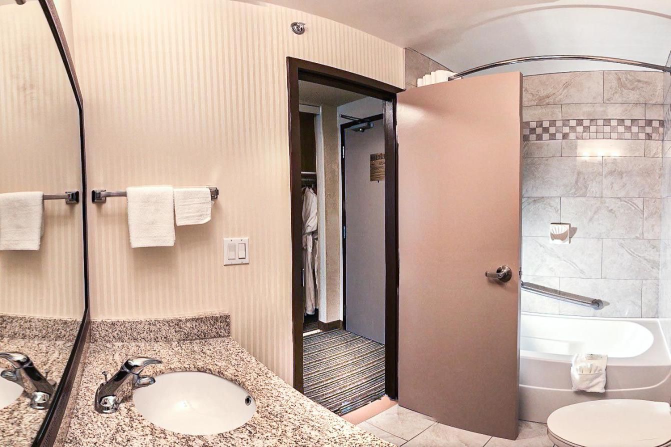 Junior King Suite with Whirlpool  - Non-Smoking