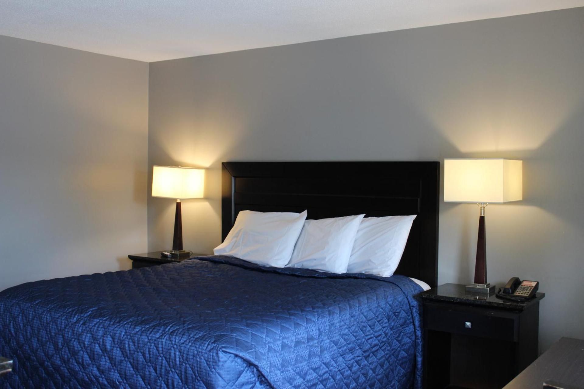 Super 7 Motel London King Room