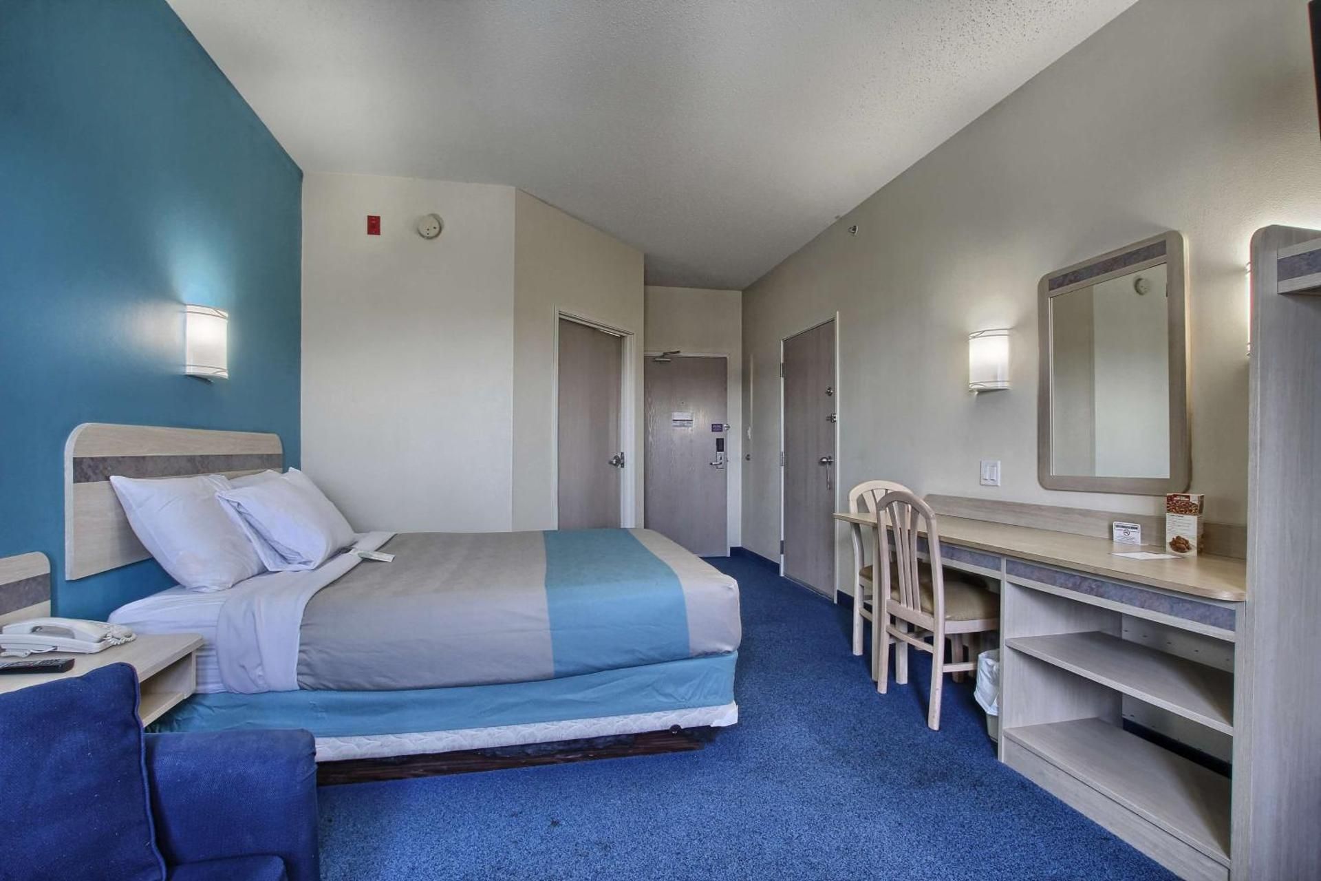 Deluxe King Room - Non-Smoking