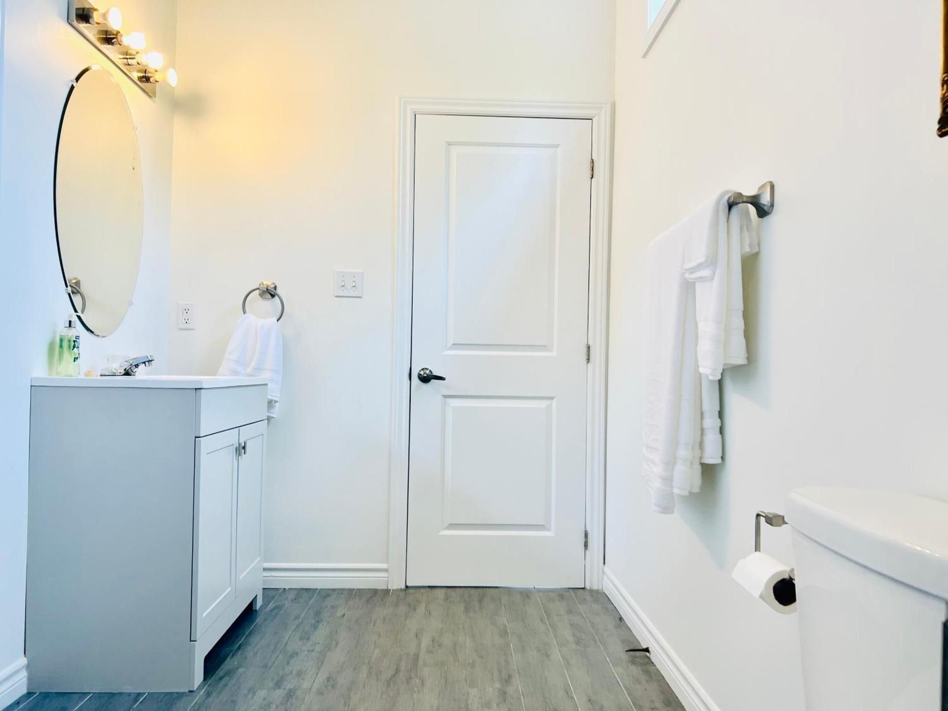 Lavida Luxury Room #1 in London Deluxe Queen Suite 2