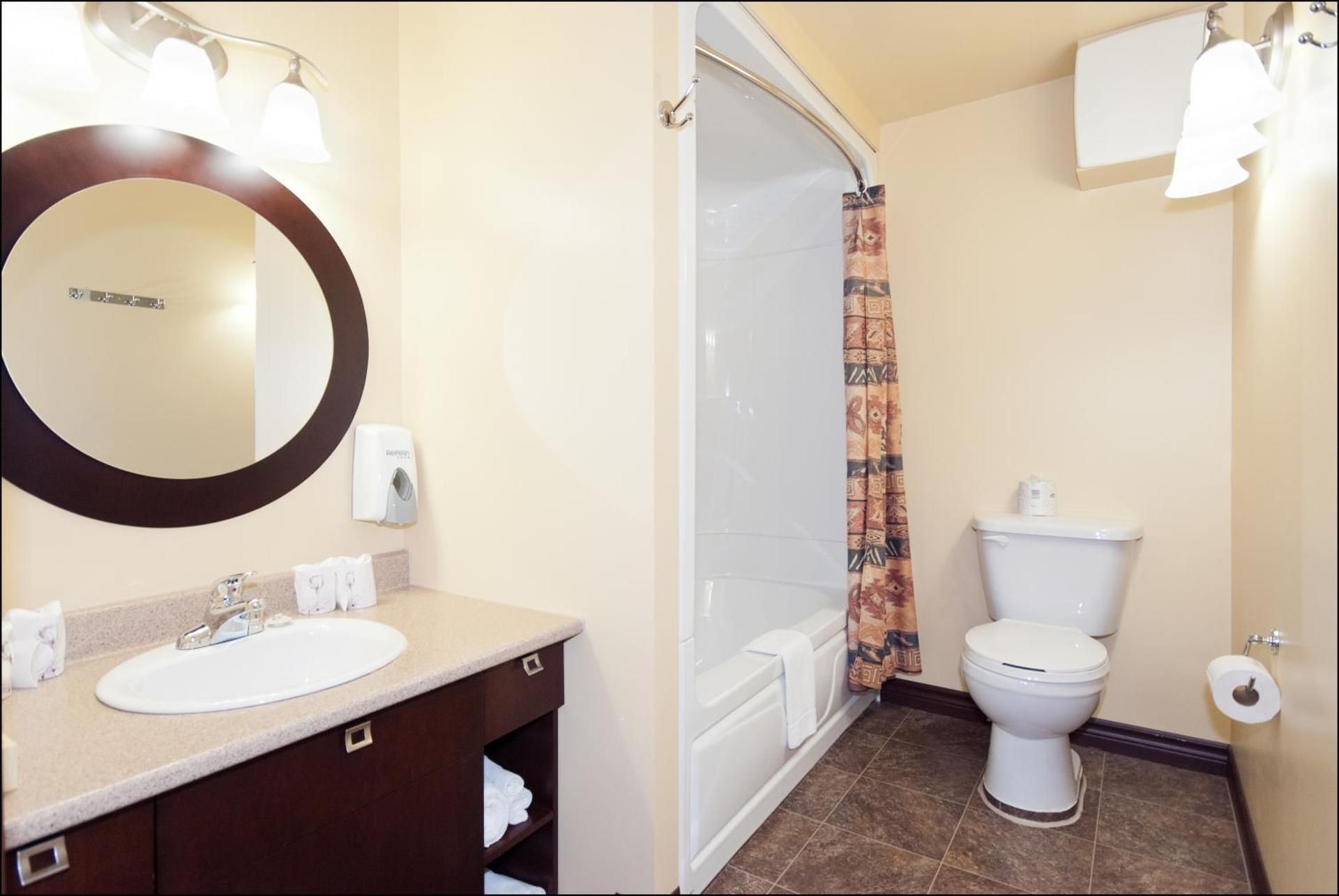 Family Room - Basement (6 Adults)