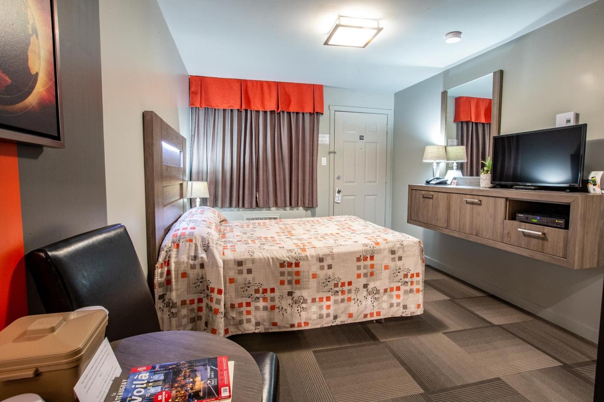 Hotel Motel Le Chateauguay Double Bed 2