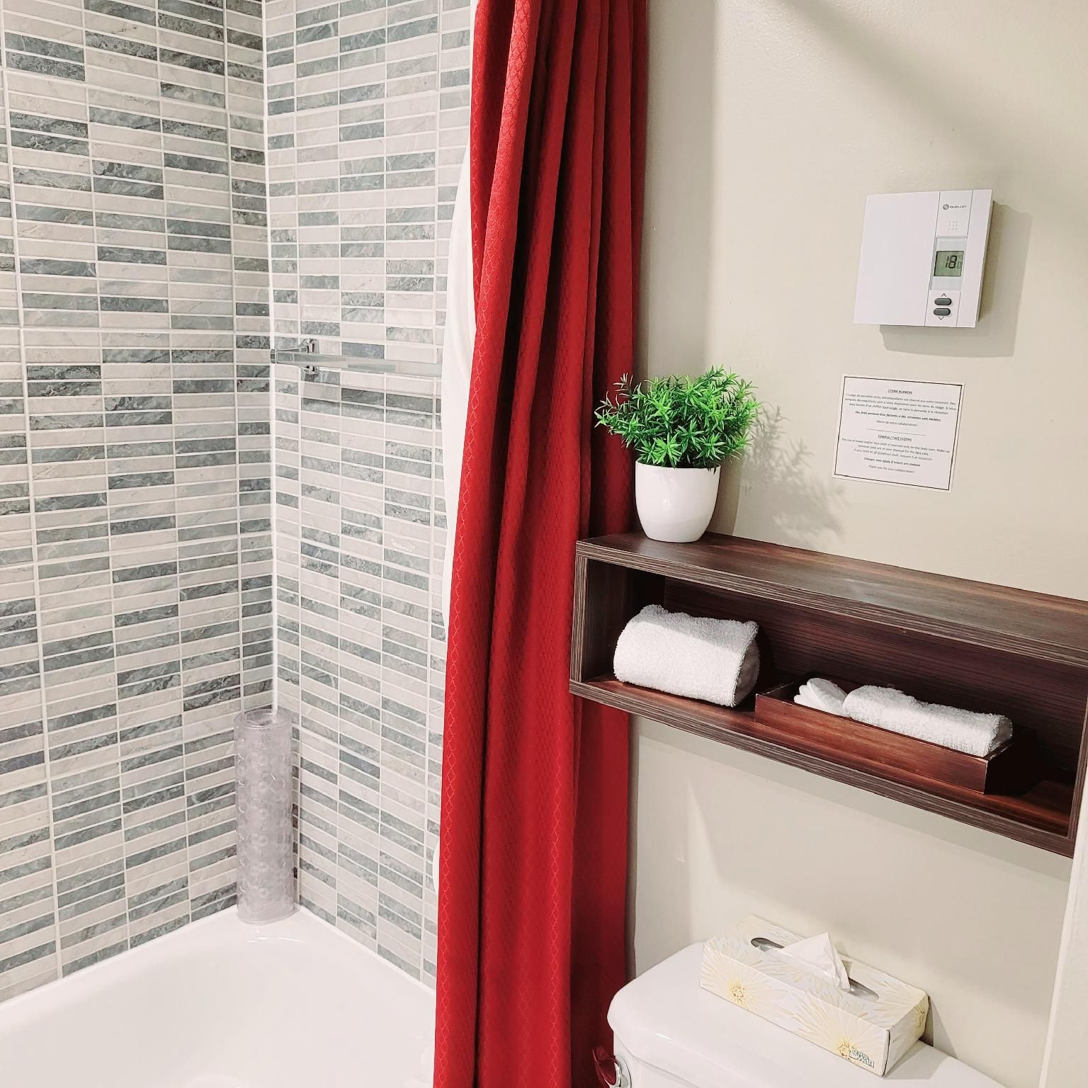 Hotel Motel Le Chateauguay Double Bed 3