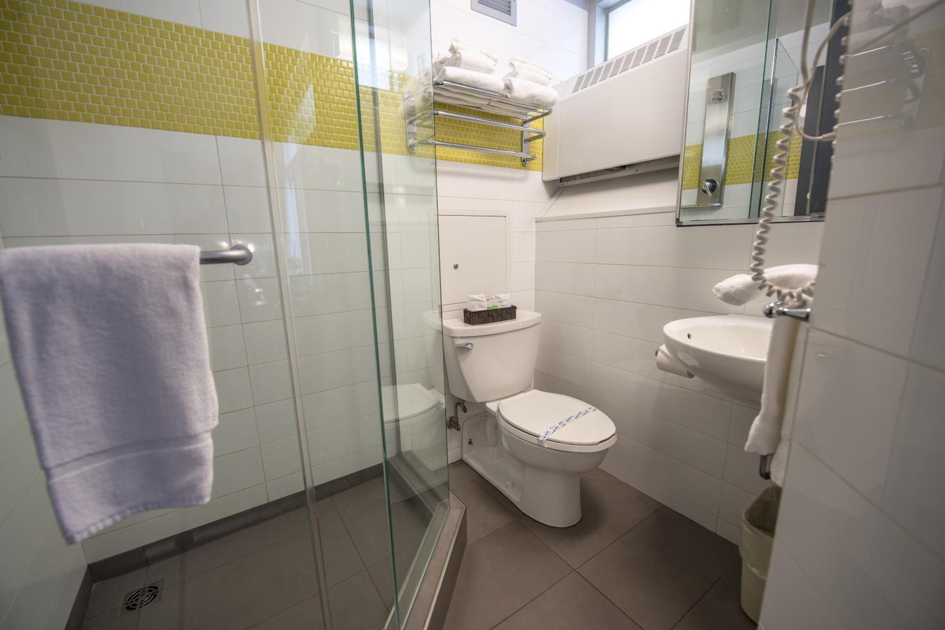 Residences Université Laval - Campus Accommodation Double Room with Bathroom 3