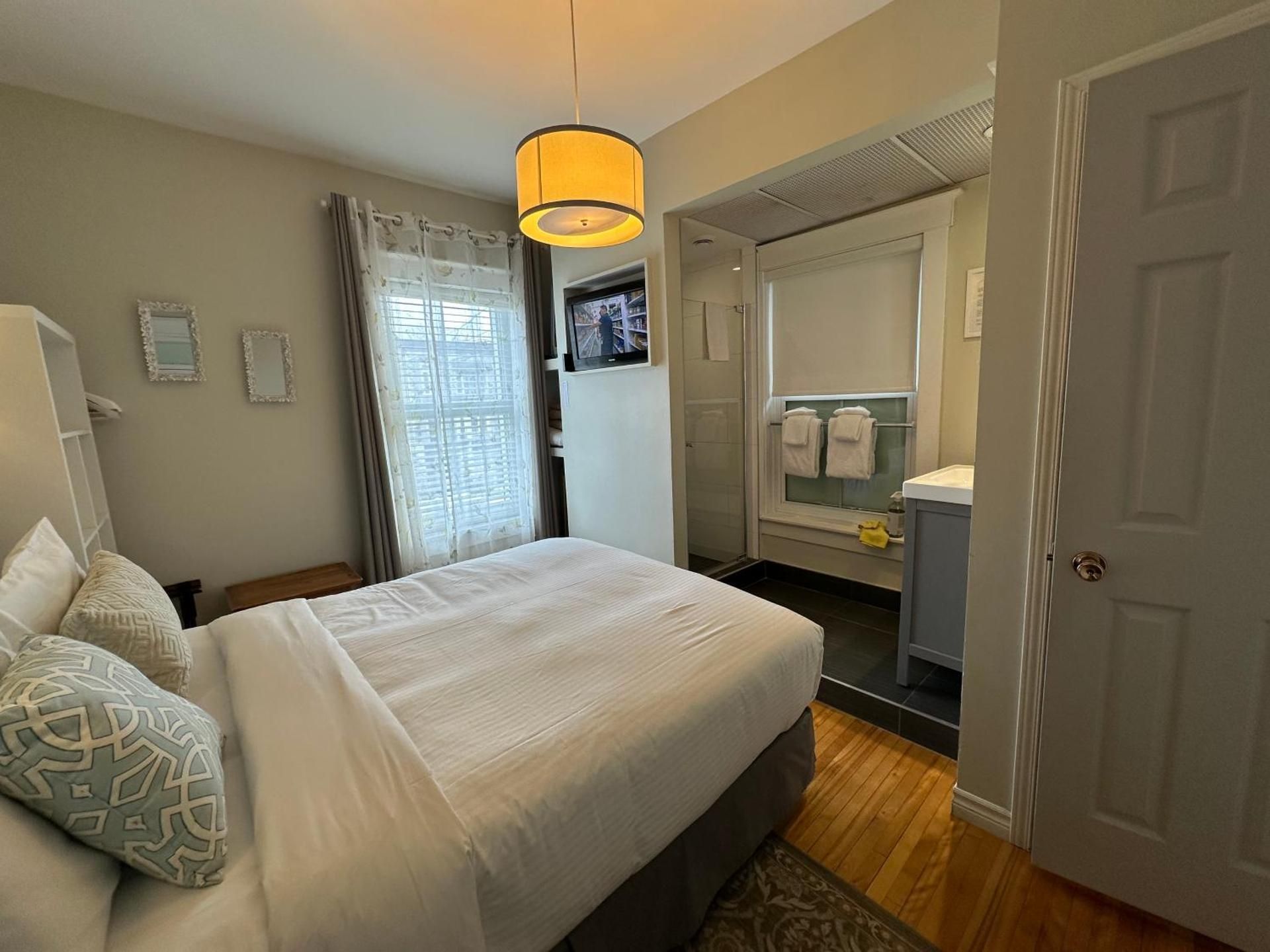 Auberge aux Deux Lions Standard Queen Room 2