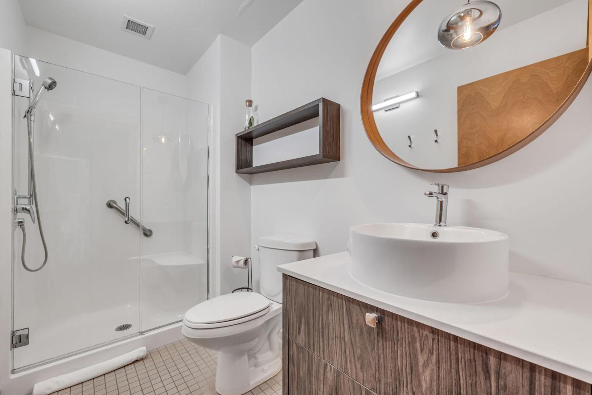 La Sainte Paix Queen Studio 3