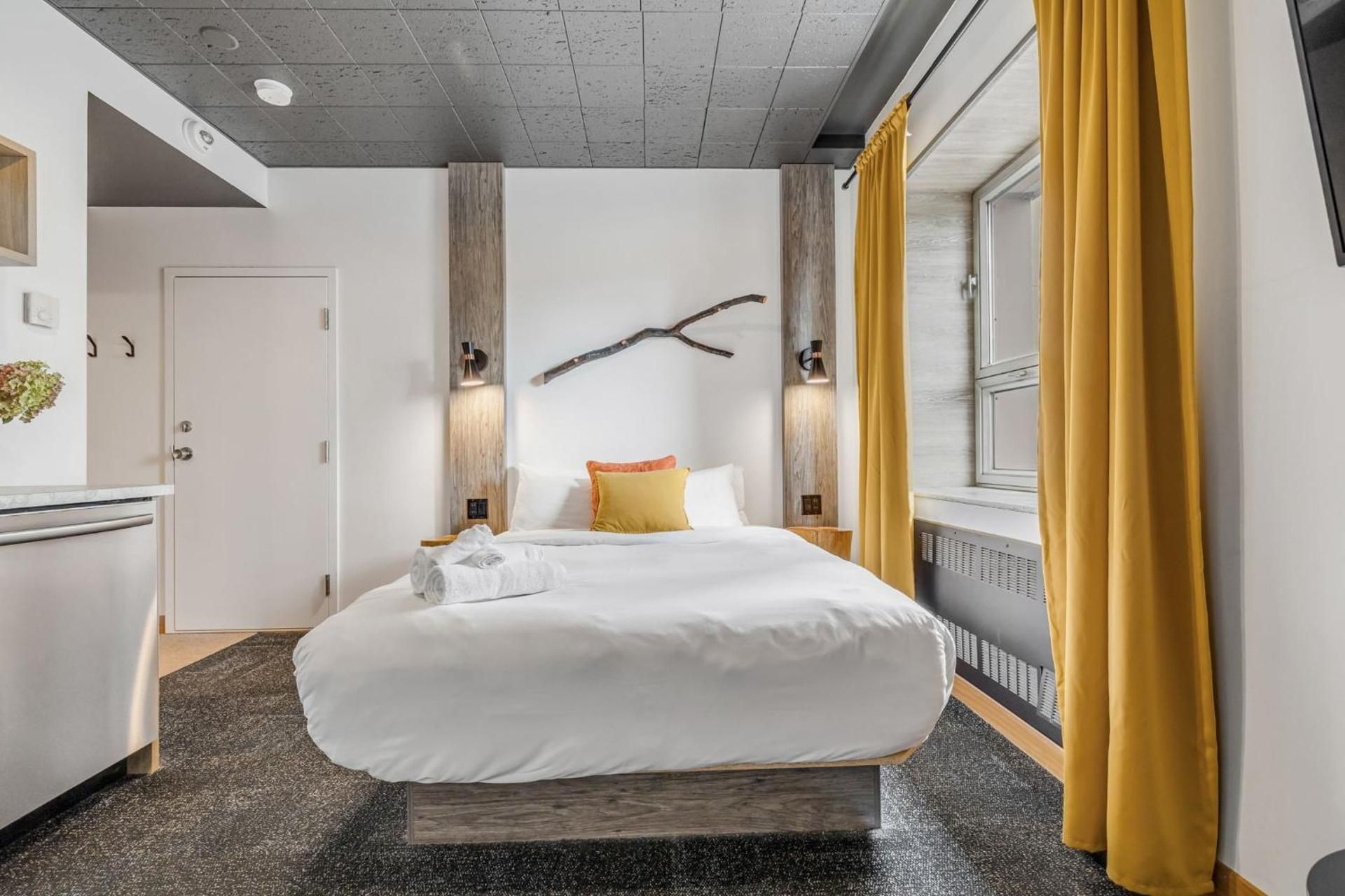 La Sainte Paix Queen Studio 2