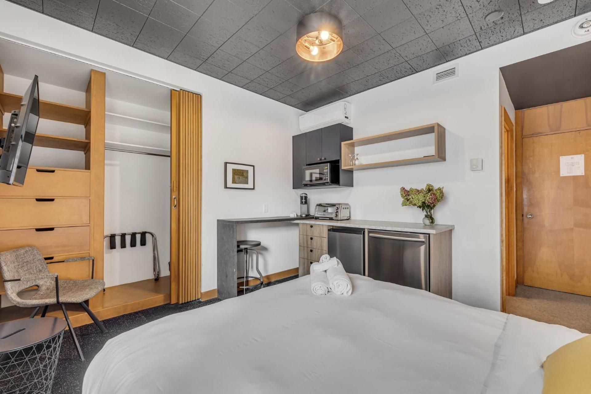 La Sainte Paix Queen Studio