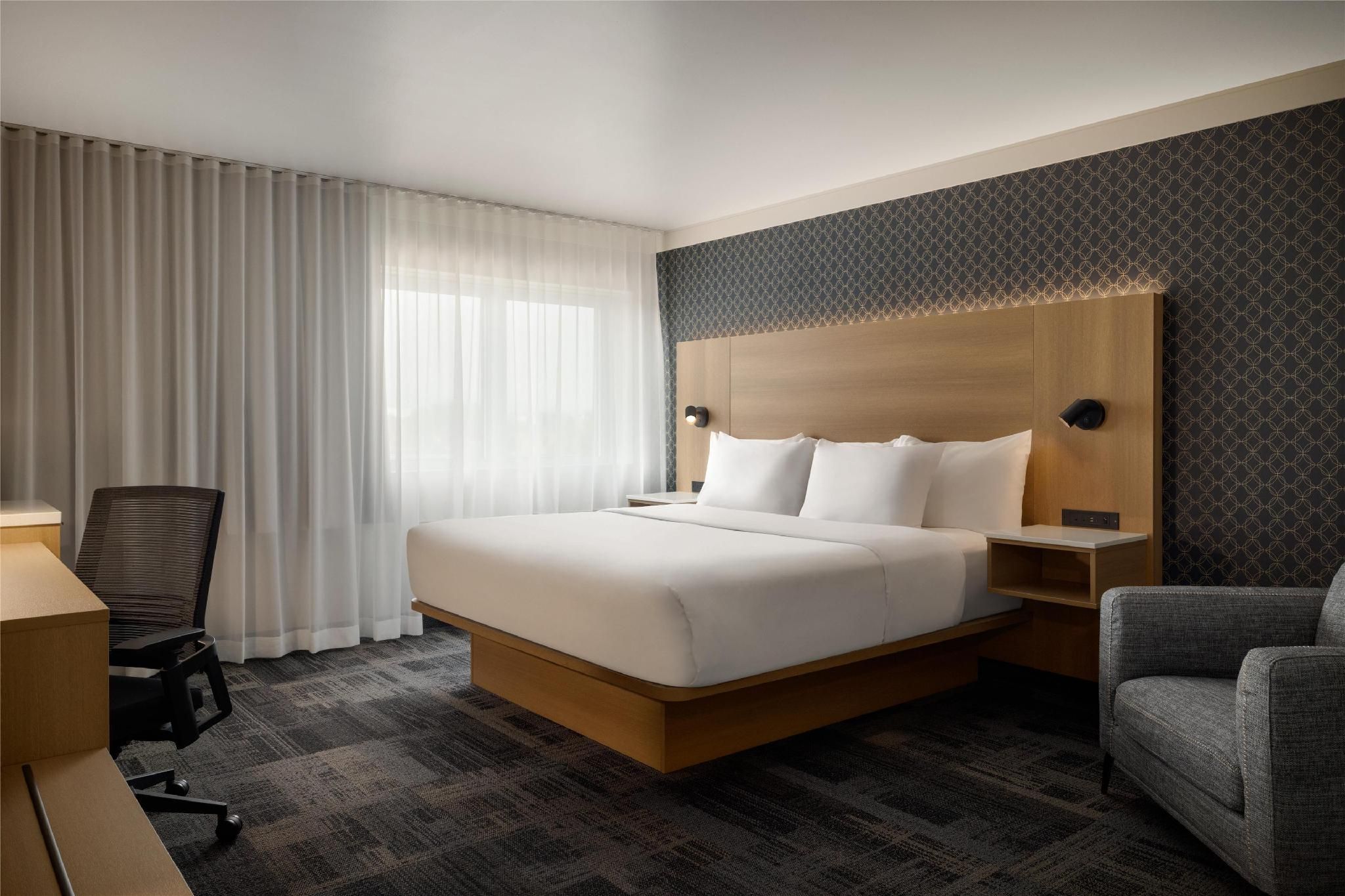 1 King Bed, Nonsmoking, Business Room, Upper Floor