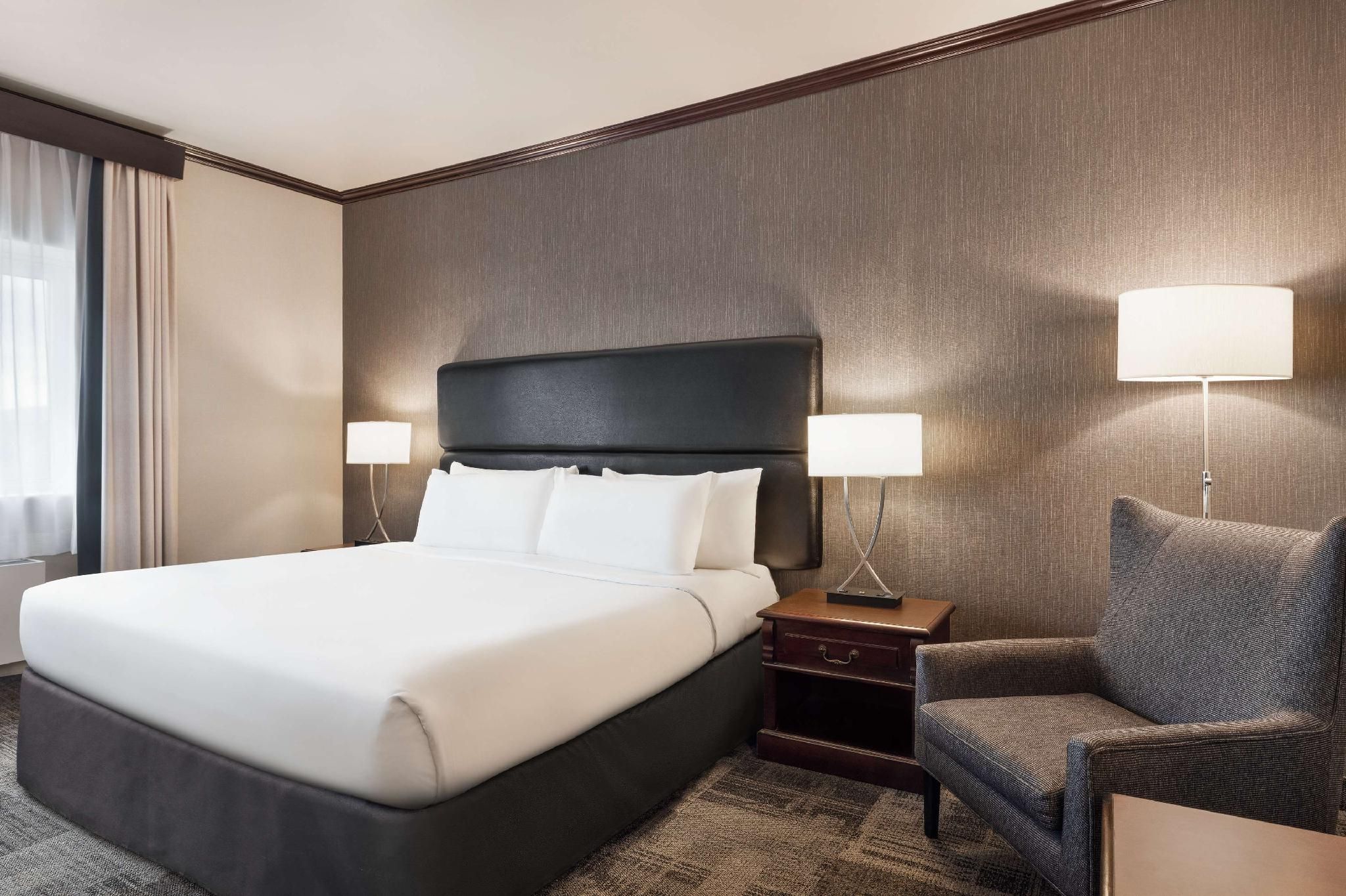 Best Western Plus City Centre/Centre-Ville 1 King Bed, Nonsmoking, Lower Floors