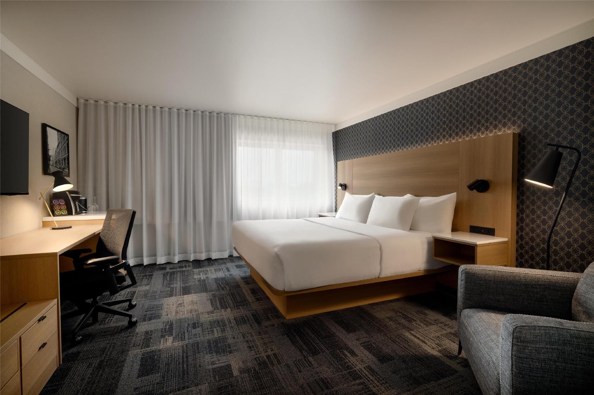 1 King Bed, Nonsmoking, Business Room, Upper Floor