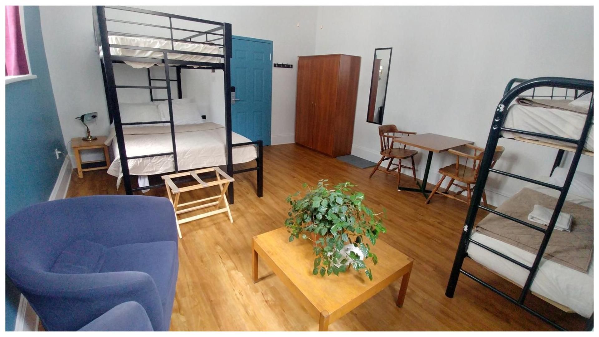 Auberge Internationale de Quebec Family Room with Private Bathroom 2