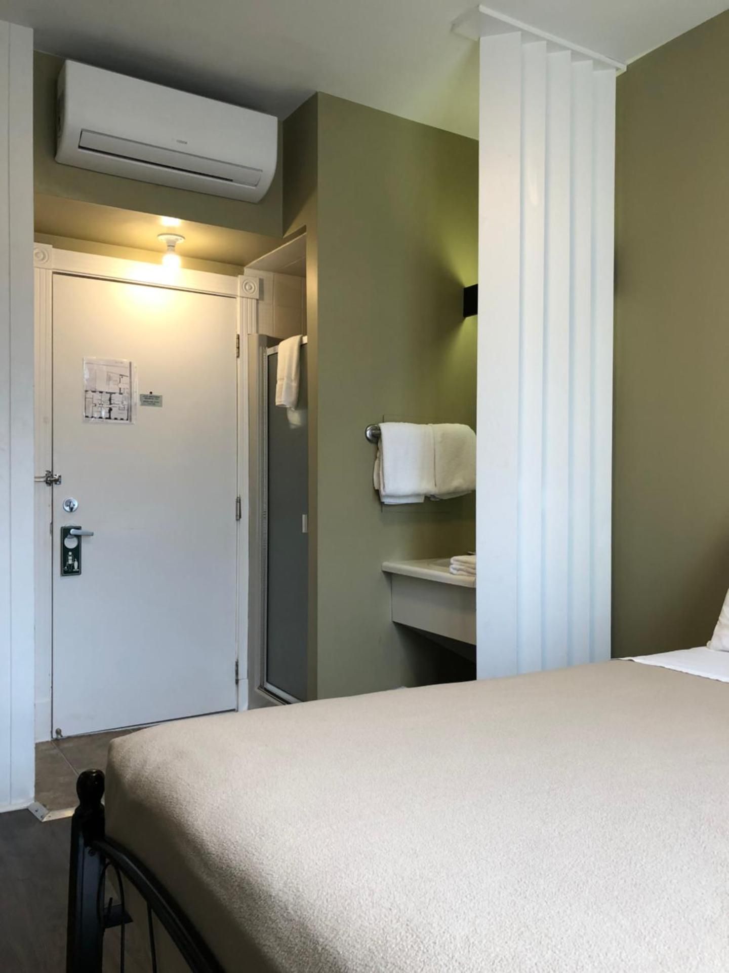 Room with Double Bed with Shower and Shared Restroom