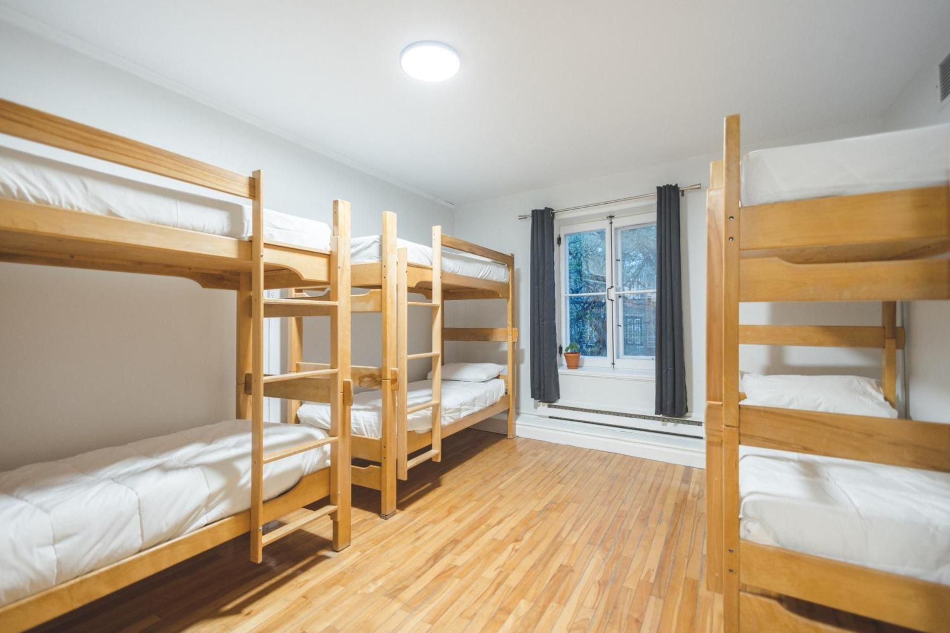 Bed in 6-Bed Mixed Dormitory Room (301)