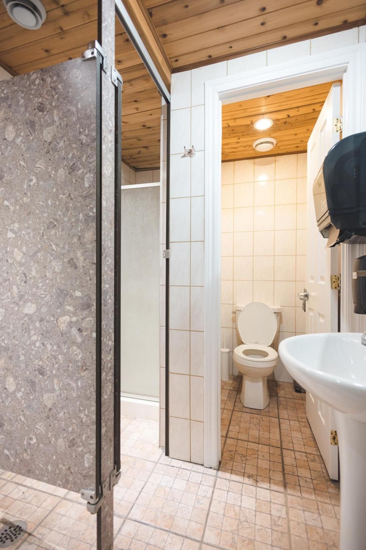 Auberge de la Paix Family Suite with Shared Bathroom (202) 3