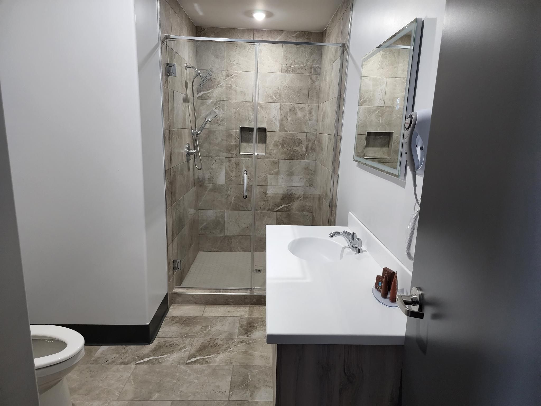 Razoolies Inn Double room-Queen-Ensuite 2