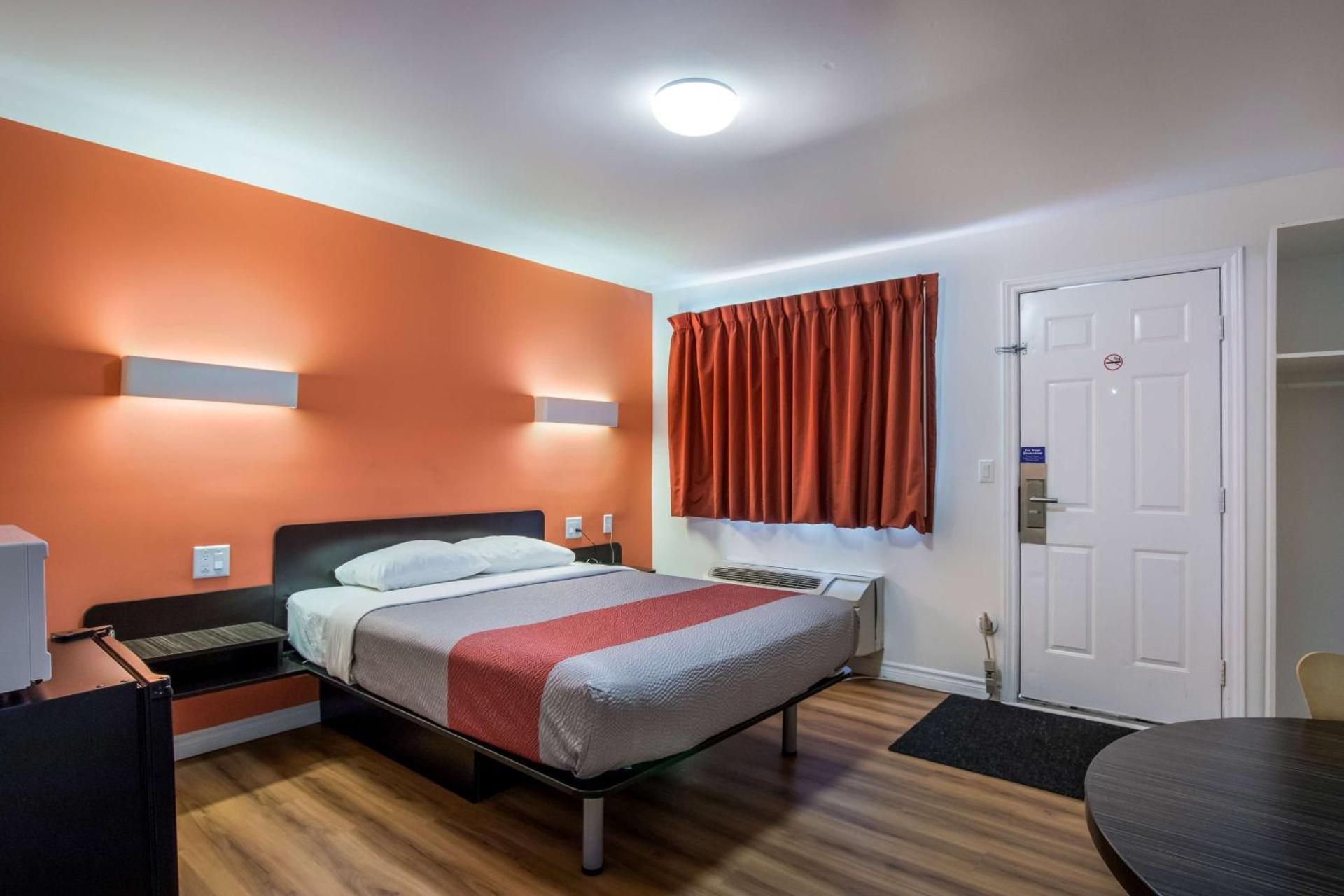 Deluxe Queen Room - Non-Smoking