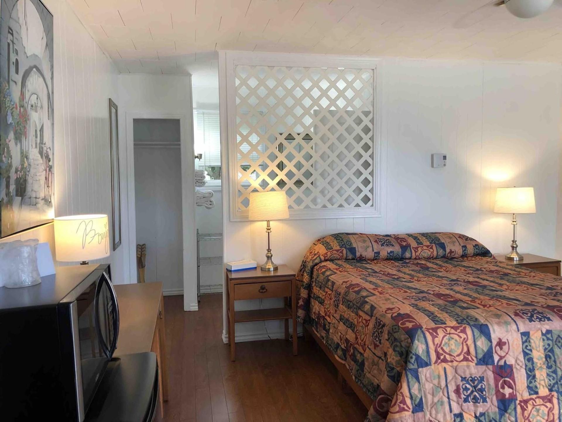 Motel Queen Room