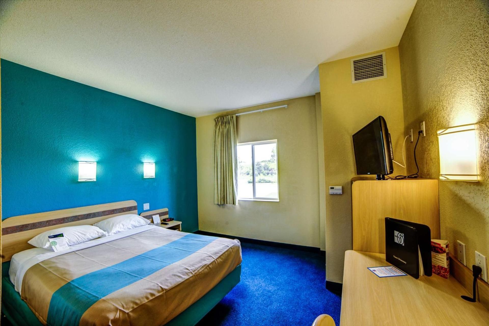 Queen Room - Disability Access - Roll in Shower