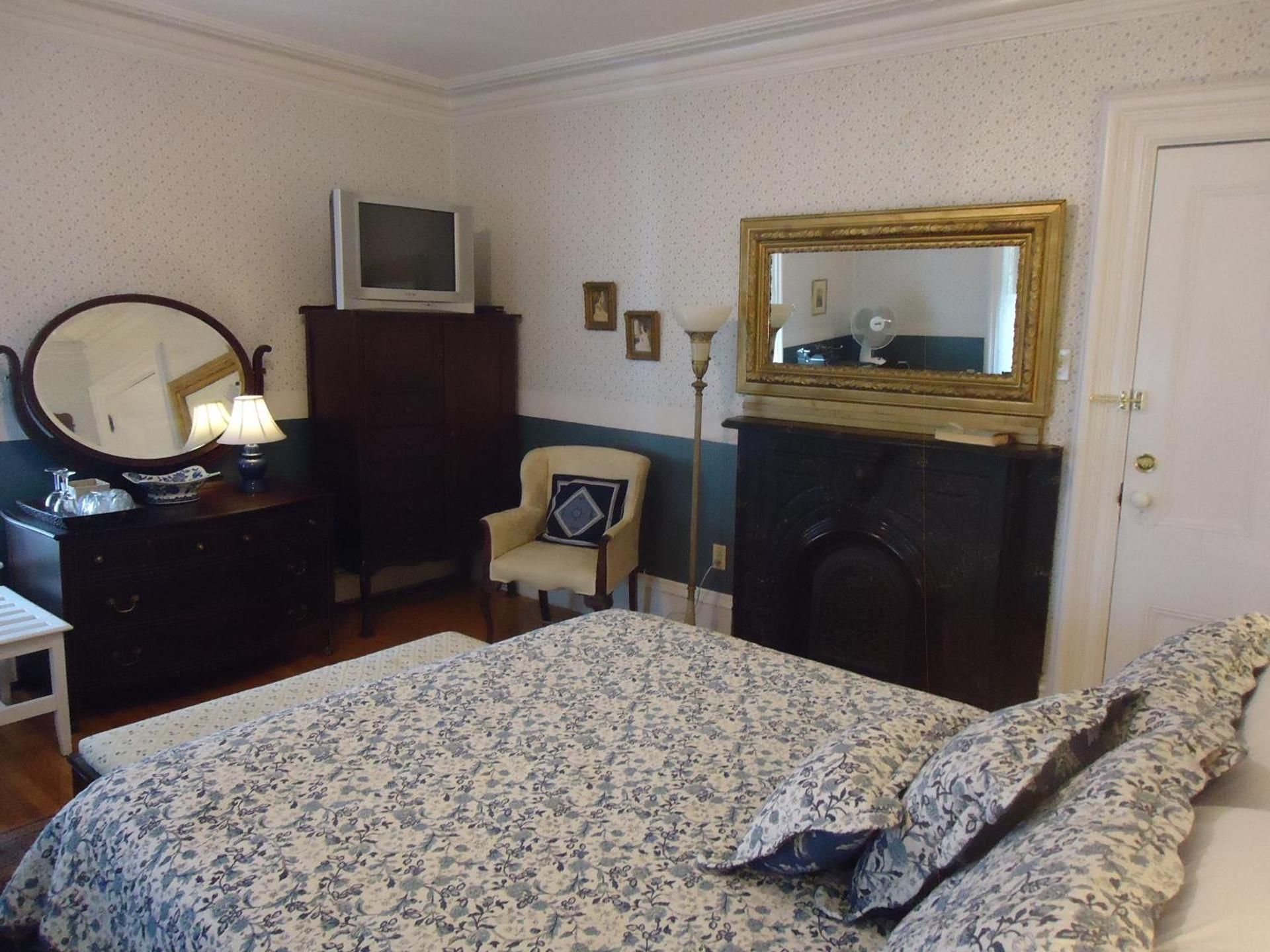 Queen Room with Ensuite Bathroom