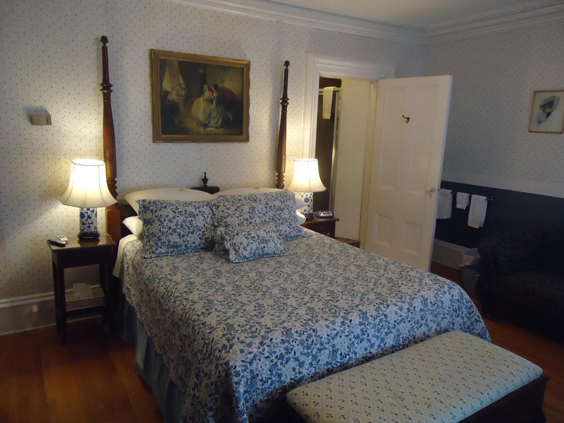 Queen Room with Ensuite Bathroom
