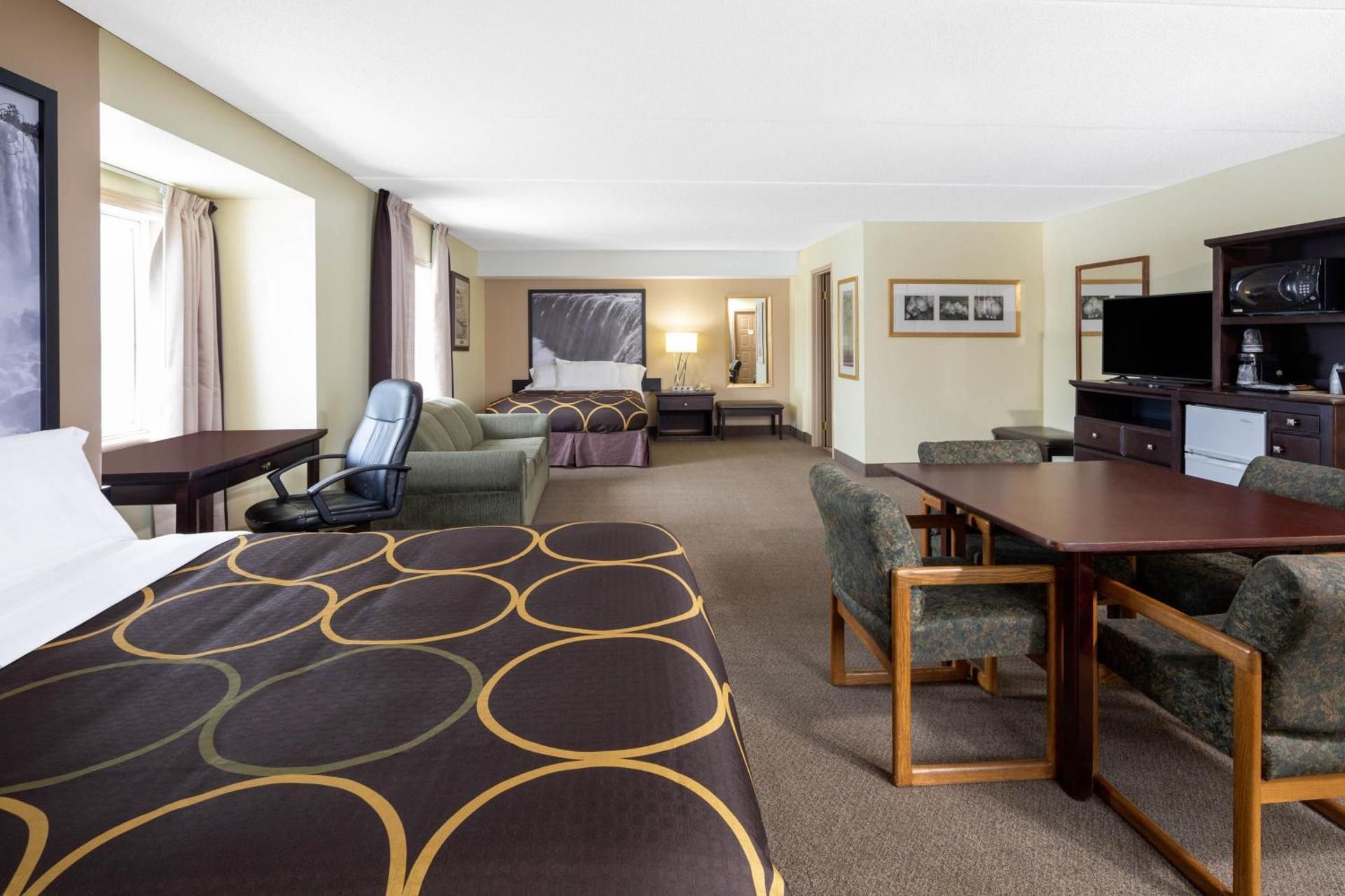 4 Queen Beds, Two-Bedroom, Family Suite, Non-Smoking