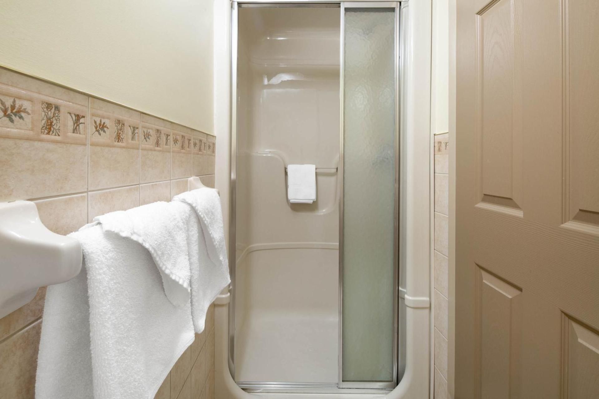 4 Queen Beds, Two-Bedroom, Family Suite, Non-Smoking