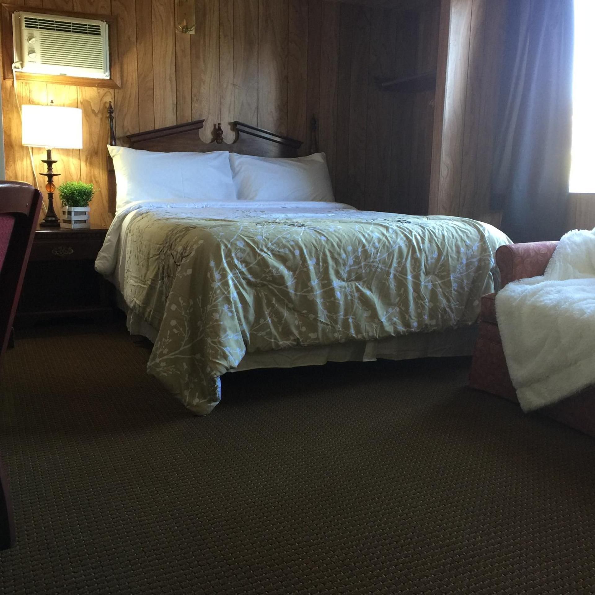 The Falls Family Lodge Standard Queen Room