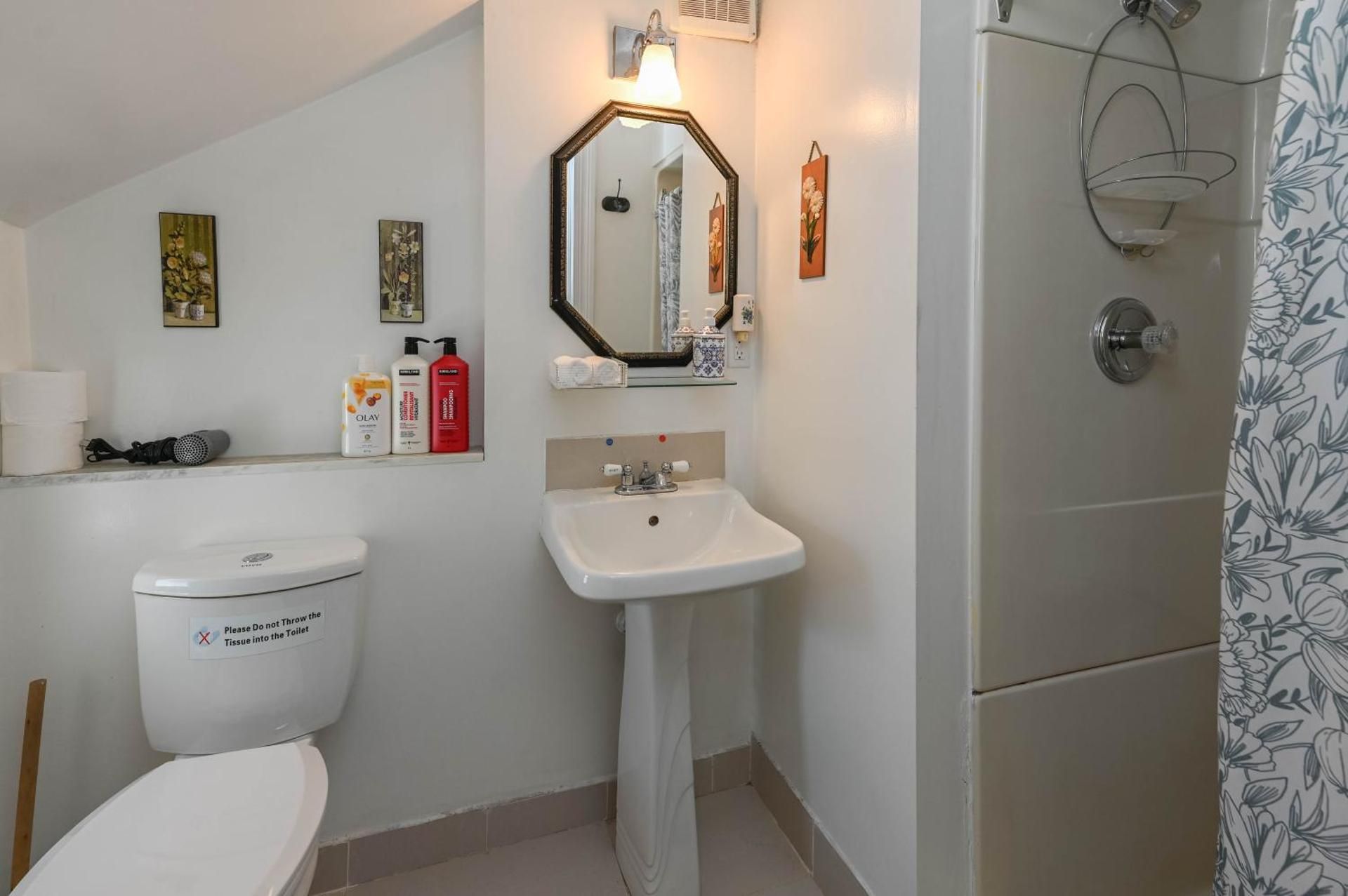 Niagara Inn Bed and Breakfast Queen Room 2