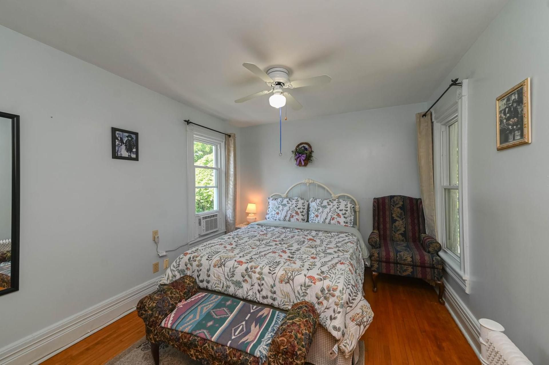 Niagara Inn Bed and Breakfast Queen Room 3