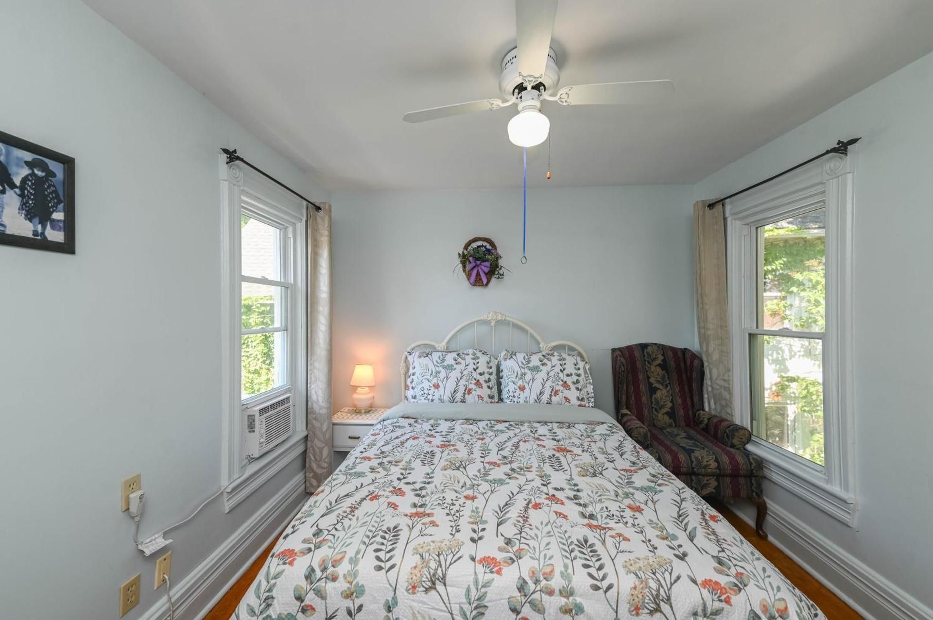 Niagara Inn Bed and Breakfast Queen Room