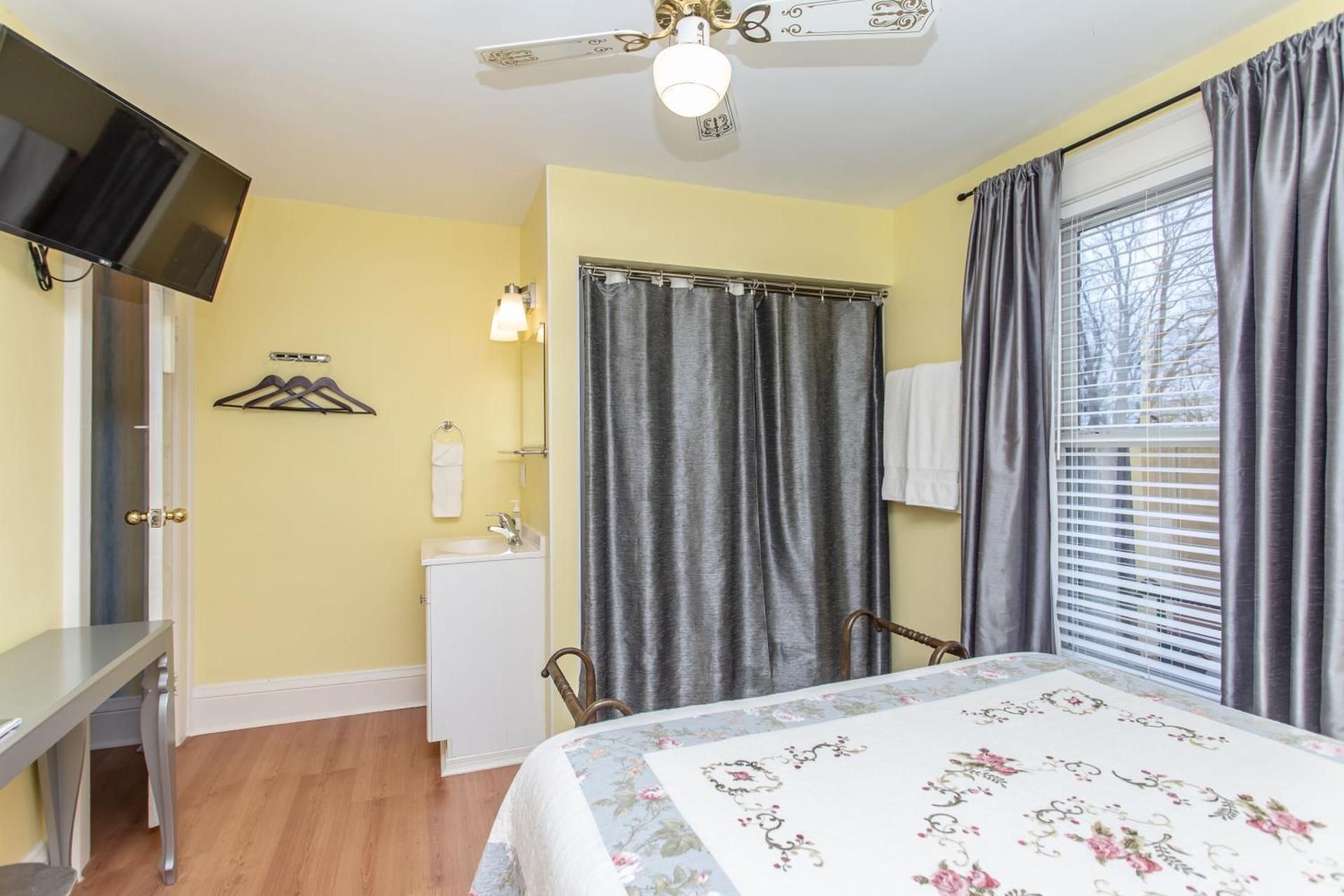 Queen Room - Yellow Room