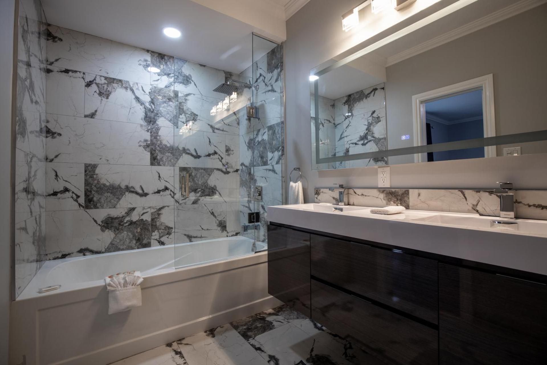 Niagara Luxury Suites Deluxe Double Room with Balcony 2