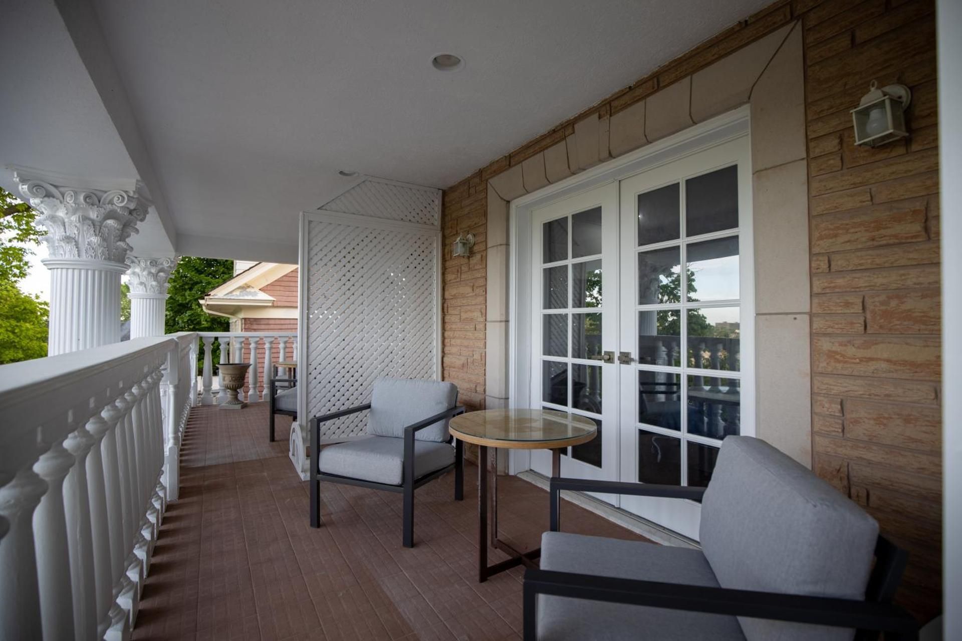 Niagara Luxury Suites Deluxe Double Room with Balcony