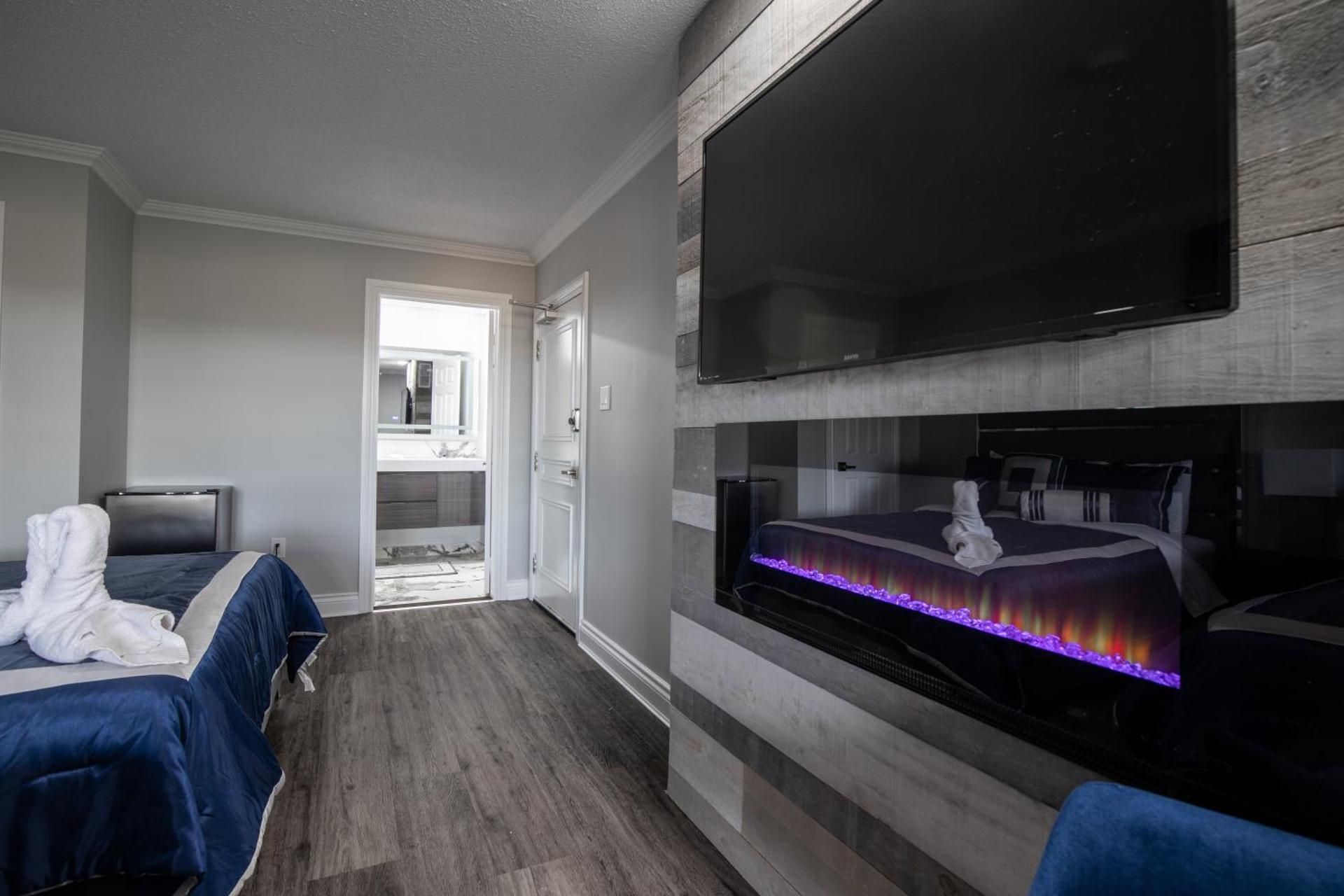 Niagara Luxury Suites Deluxe Double Room with Balcony 3