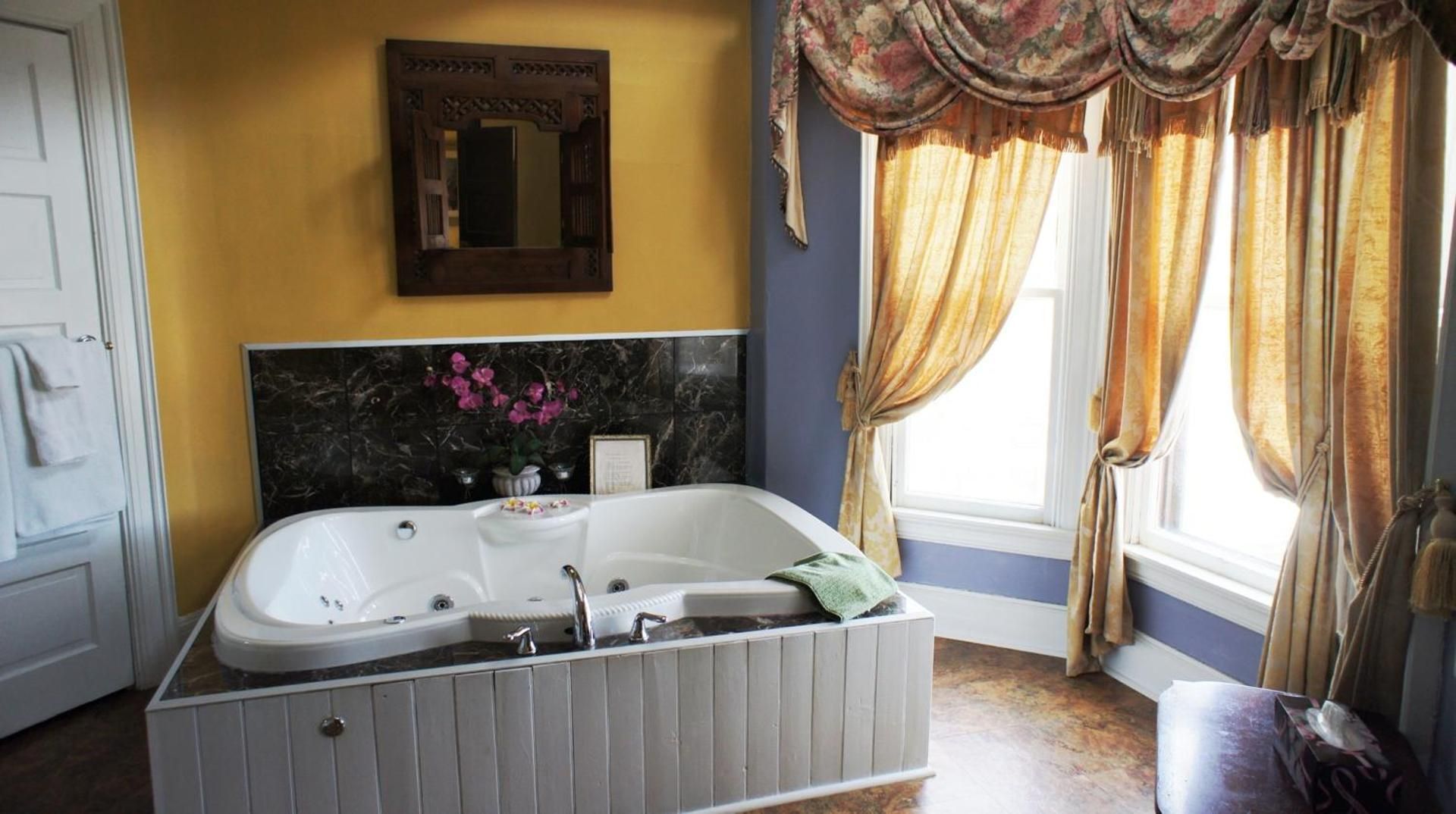 Grand Tower Suite With Spa Bath