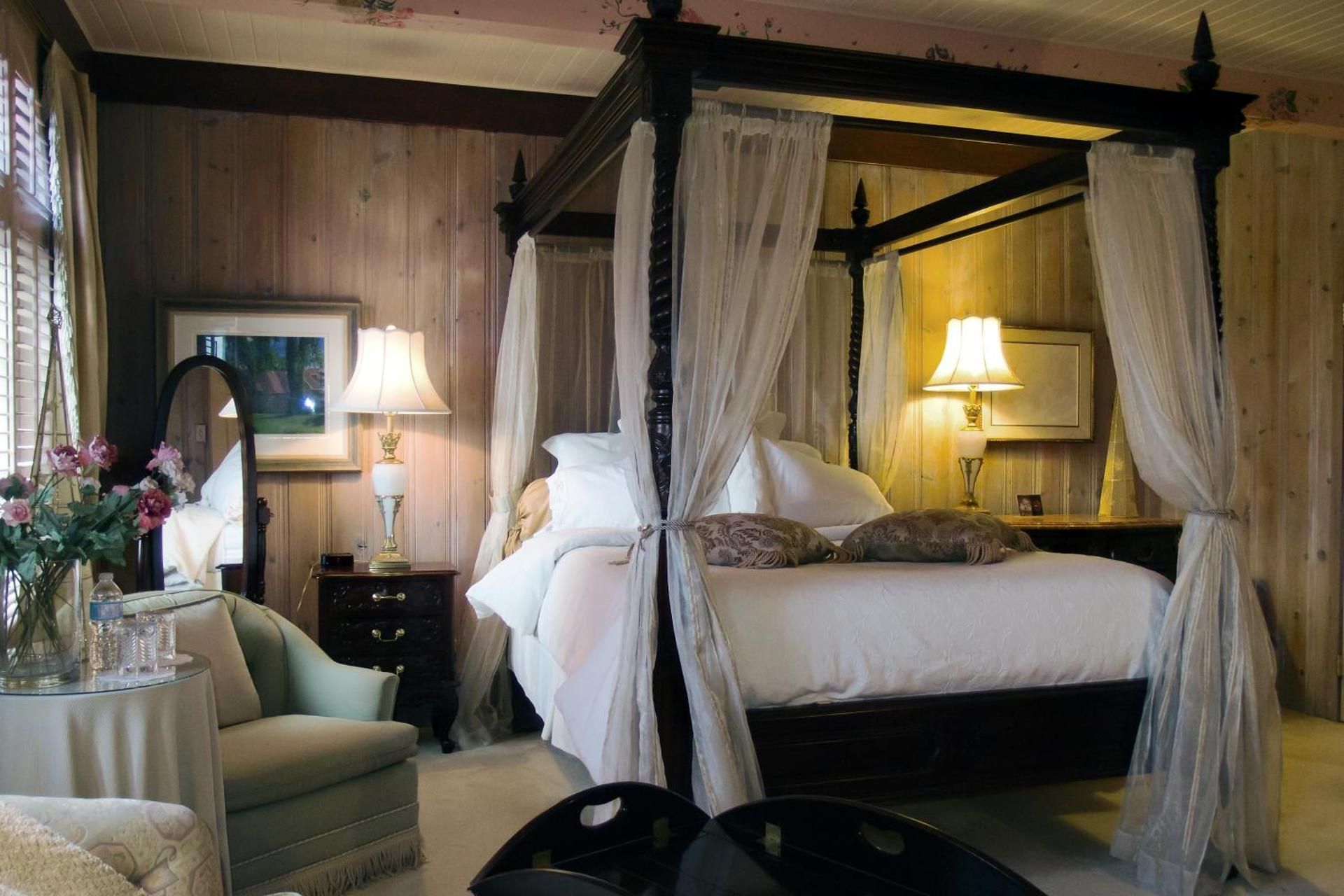Deluxe Queen Suite