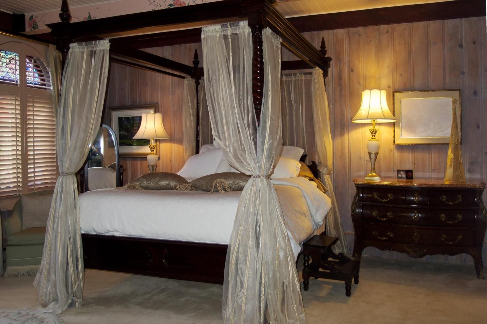 Deluxe Queen Suite