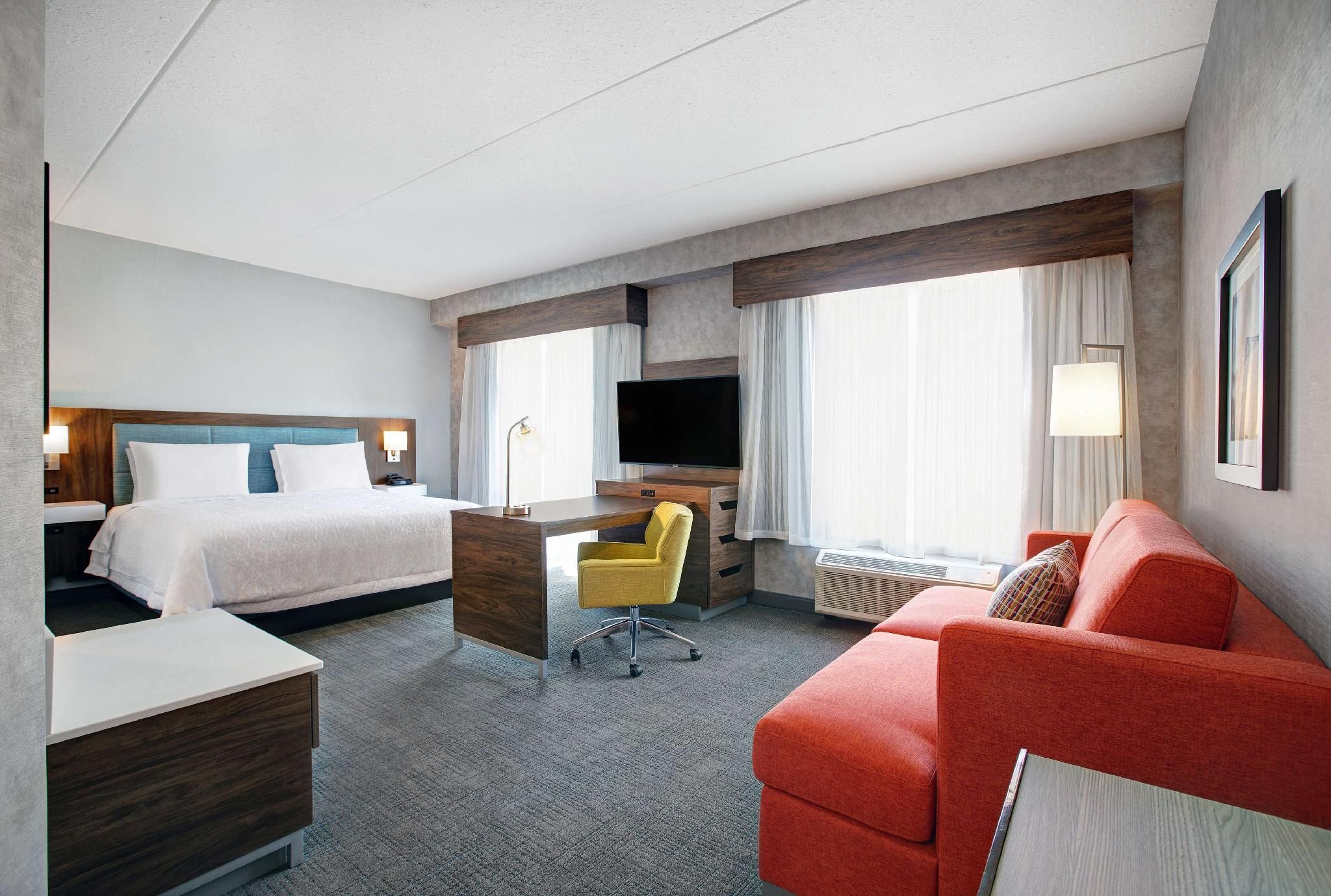 1 KING MICROWV/FRIDGE/WET BAR STUDIO SUITE NS