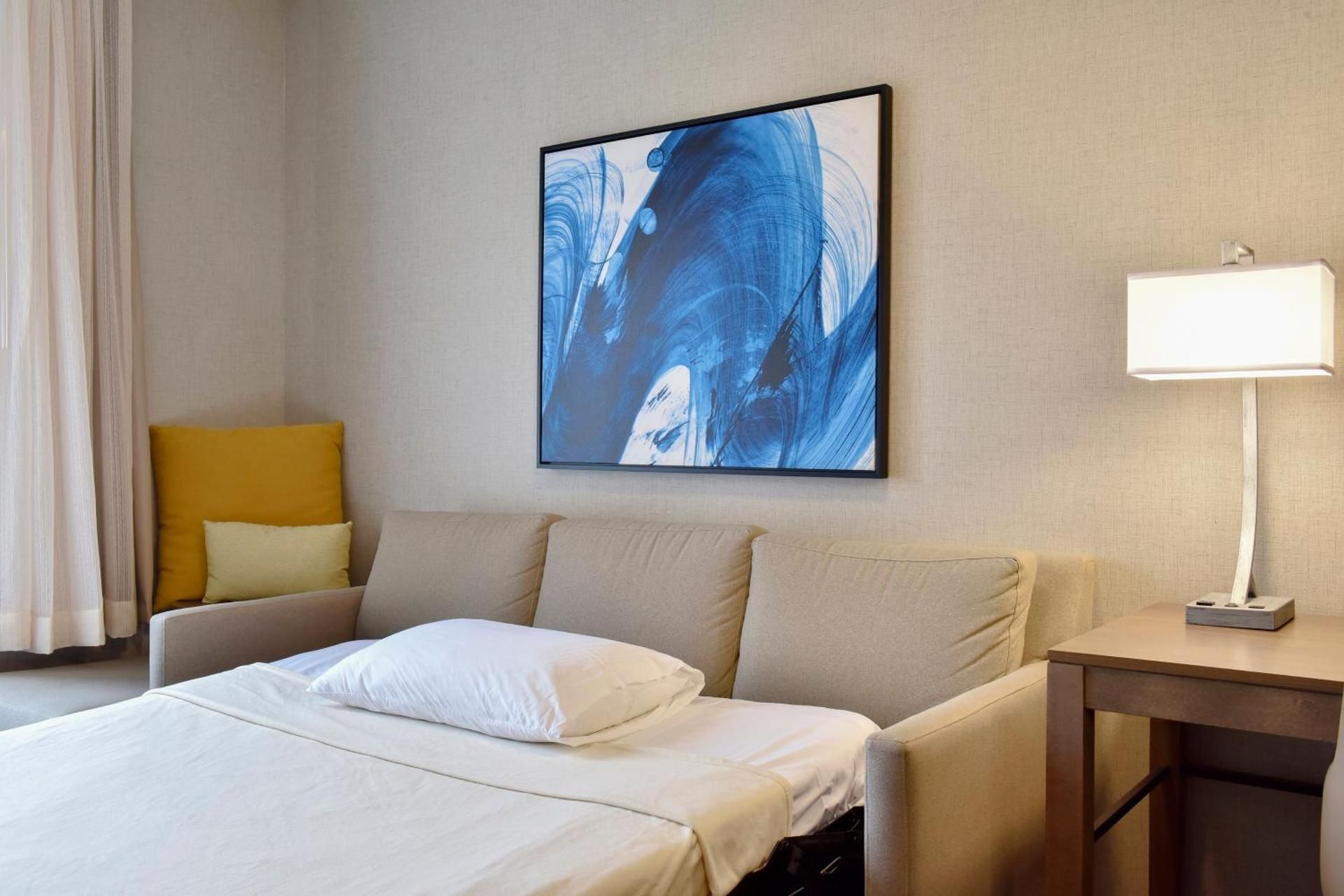 2 Bedroom Suite 1 King And 2 Queen Beds Non-Smoking