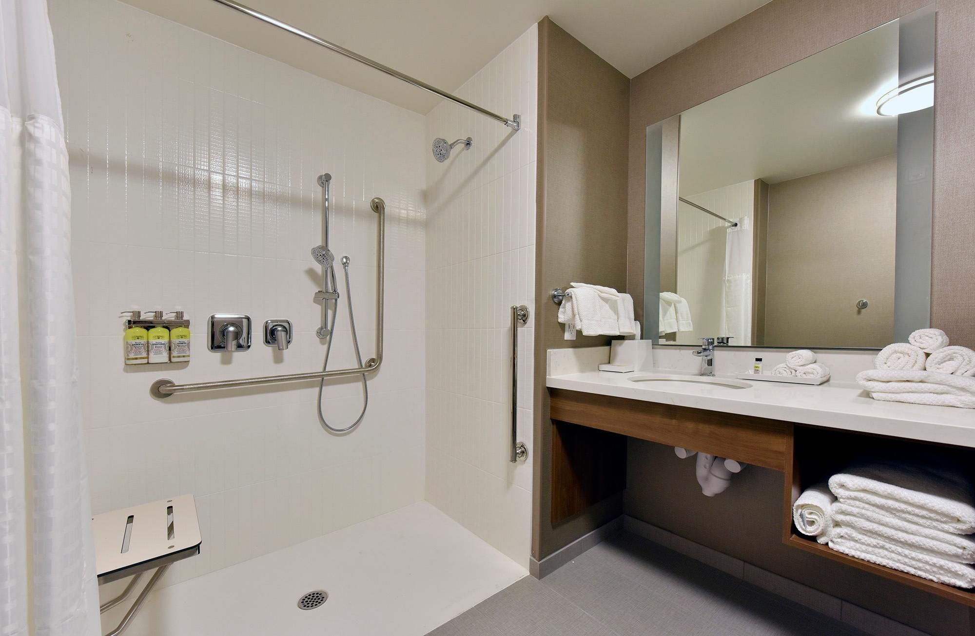 2 Queen 1 Bedroom Suite Comm Accessible Roll Shower