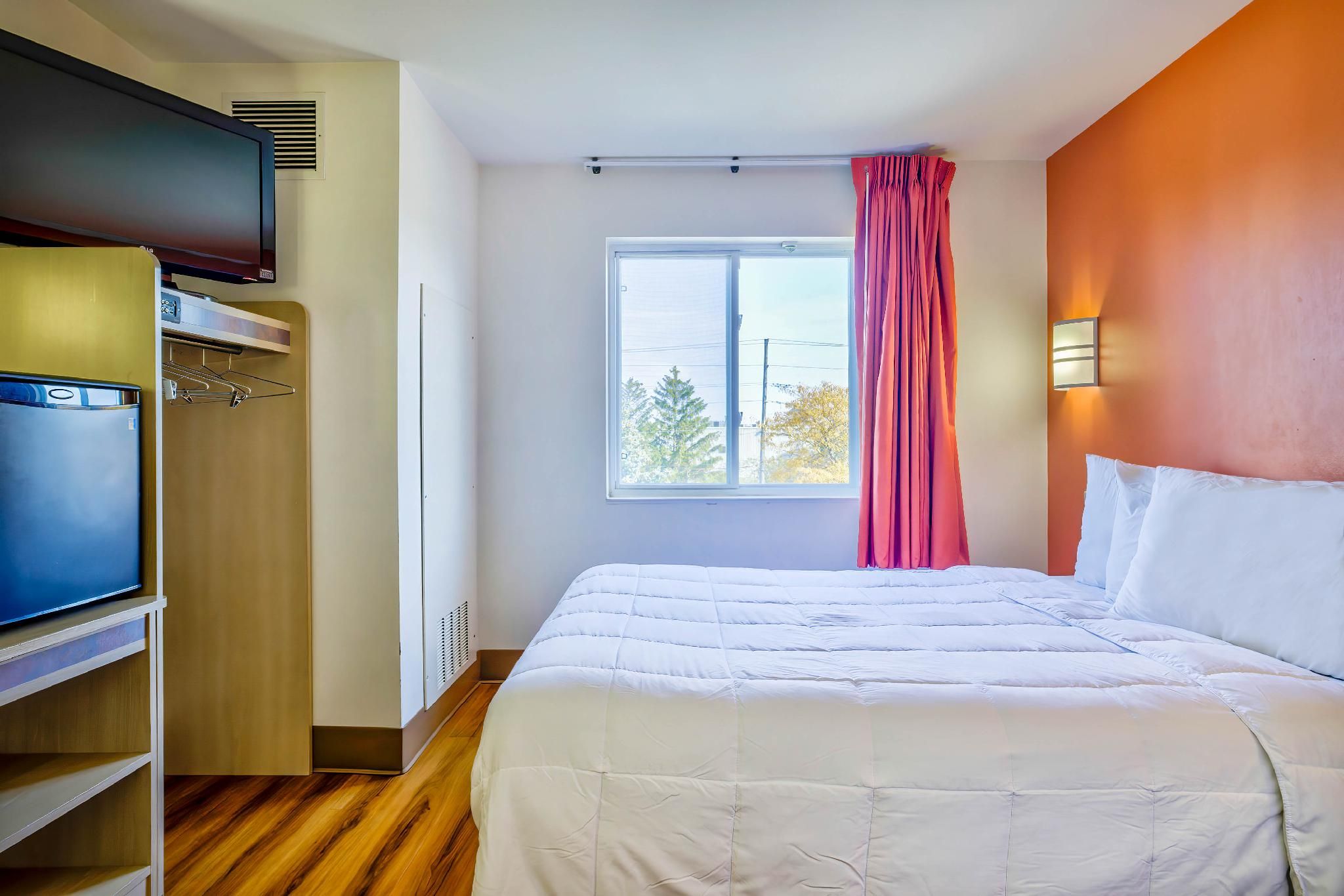 1 Queen Bed - ADA, RI Shower, Nsmk, Kitchen