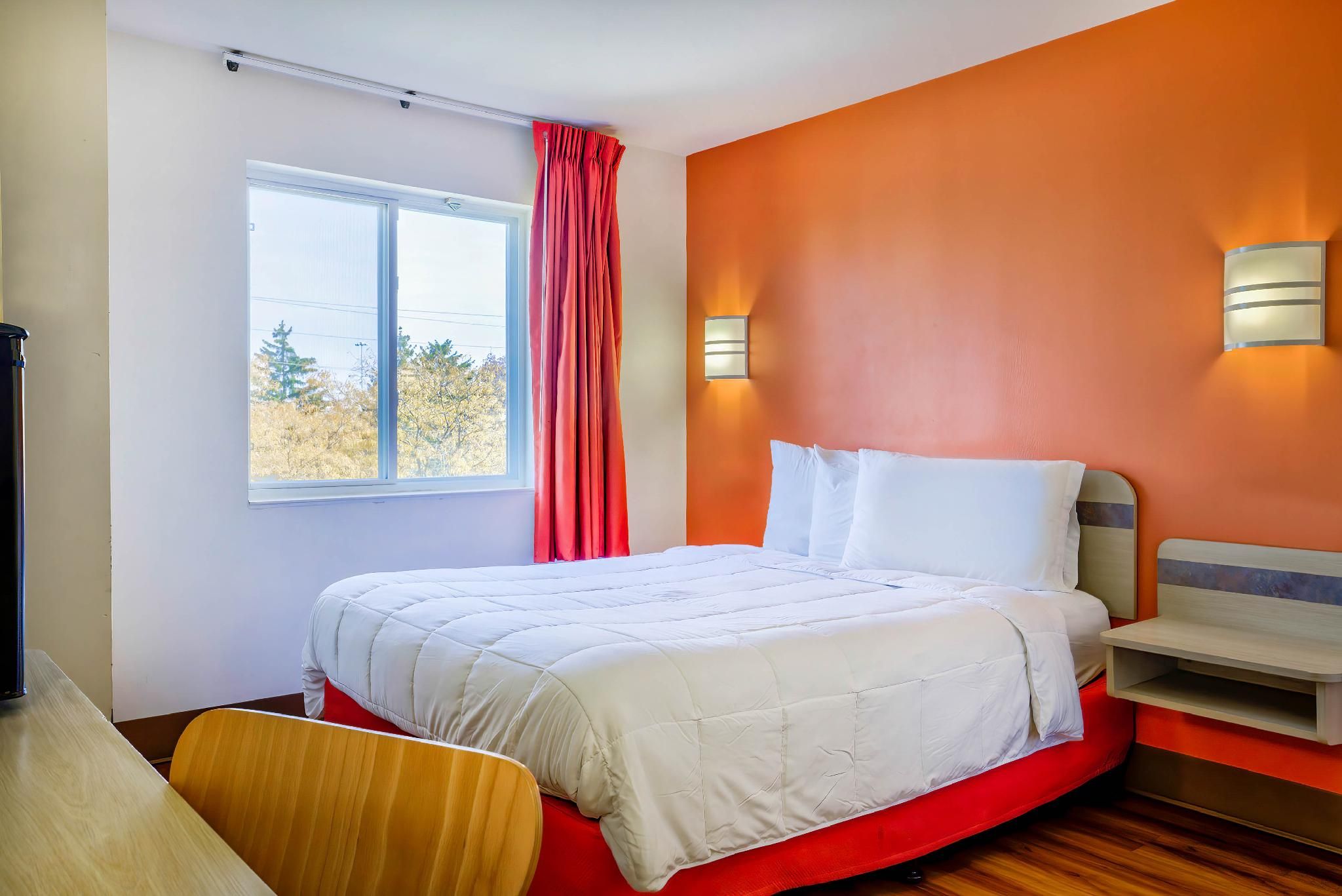 1 Queen Bed - ADA, RI Shower, Nsmk, Kitchen