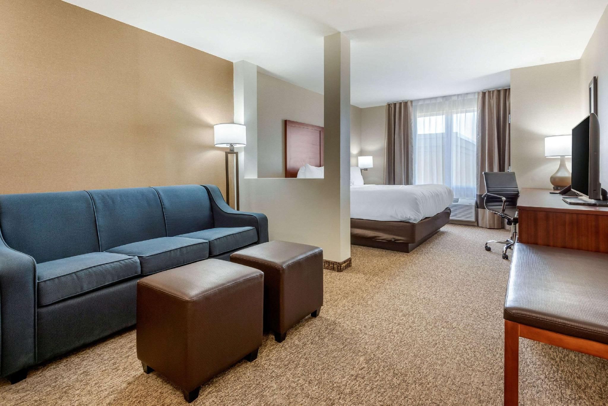 Comfort Inn & Suites 1 King Bed, Suite, Nonsmoking 2