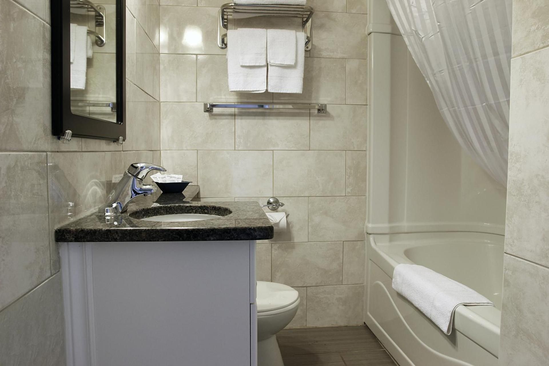 2 Queen Beds Suite with Kitchen and Kitchenette