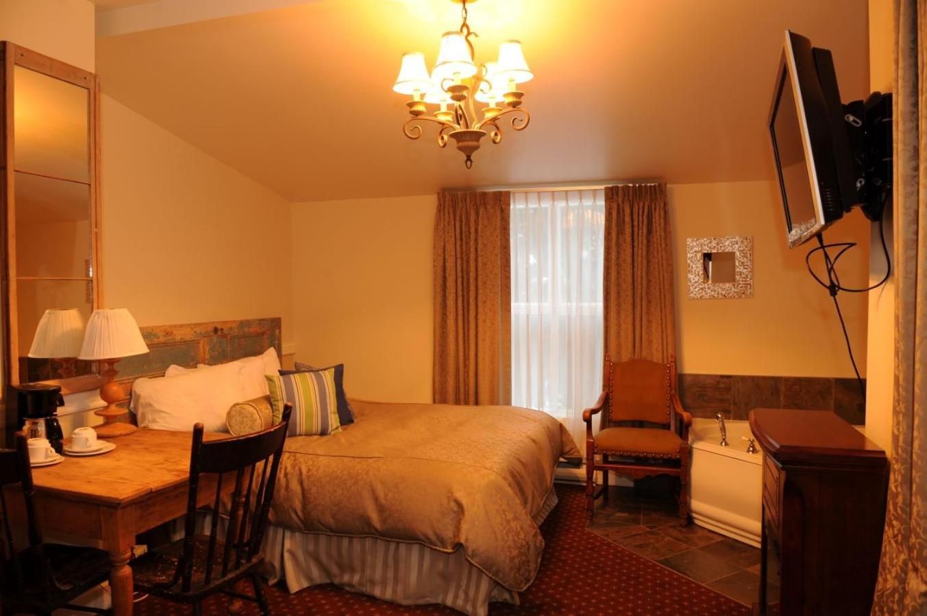 Queen Room with Spa Bath