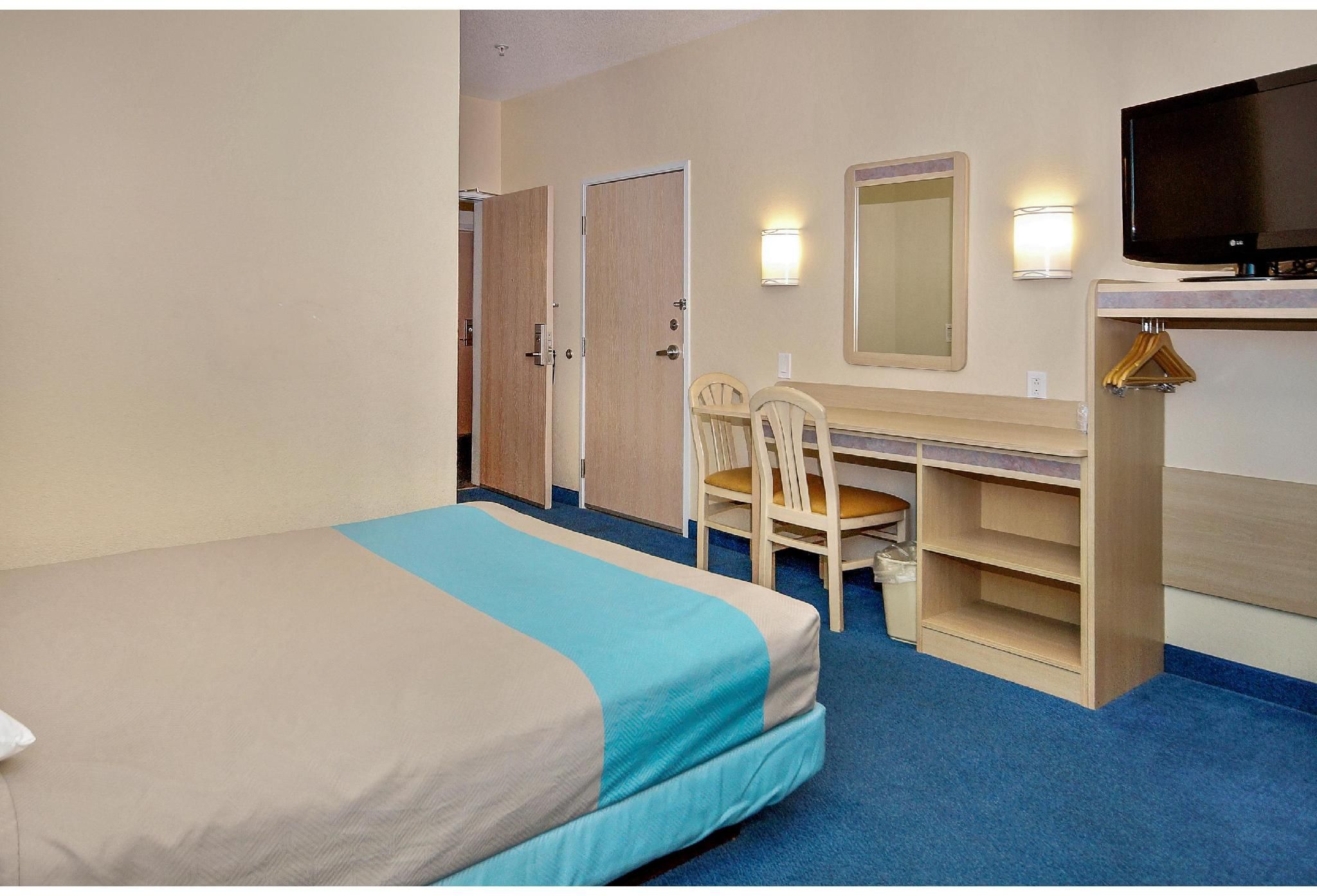 1 Queen Bed | ADA/RI Shower/Non-Smoking