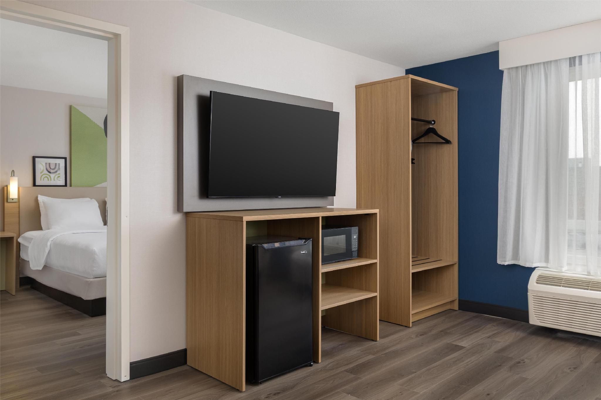 Spark by Hilton Woodstock 1 KING 1 BEDROOM SUITE 3